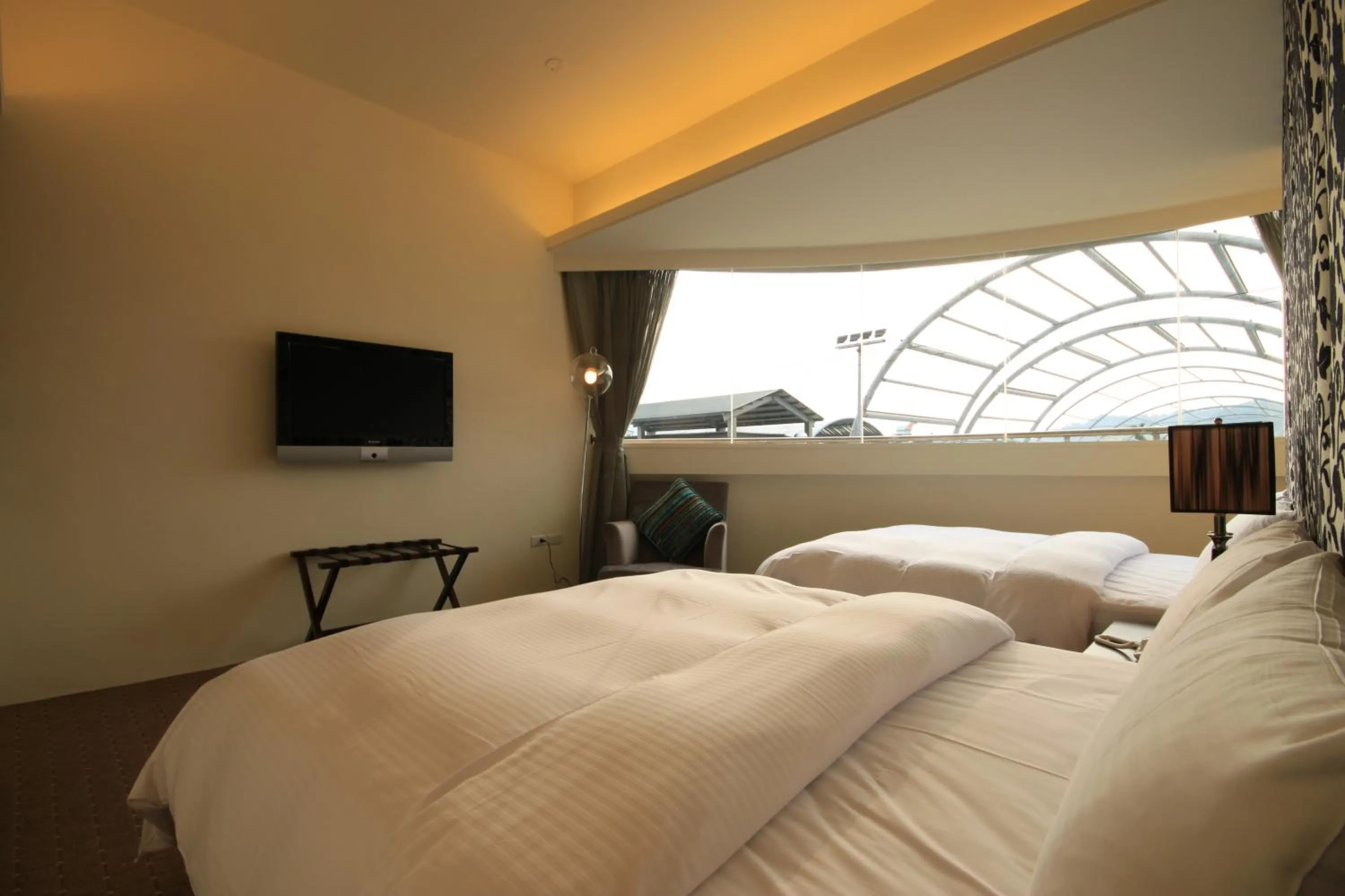 Pool view, Bed in Mountain Fish Water Hotel