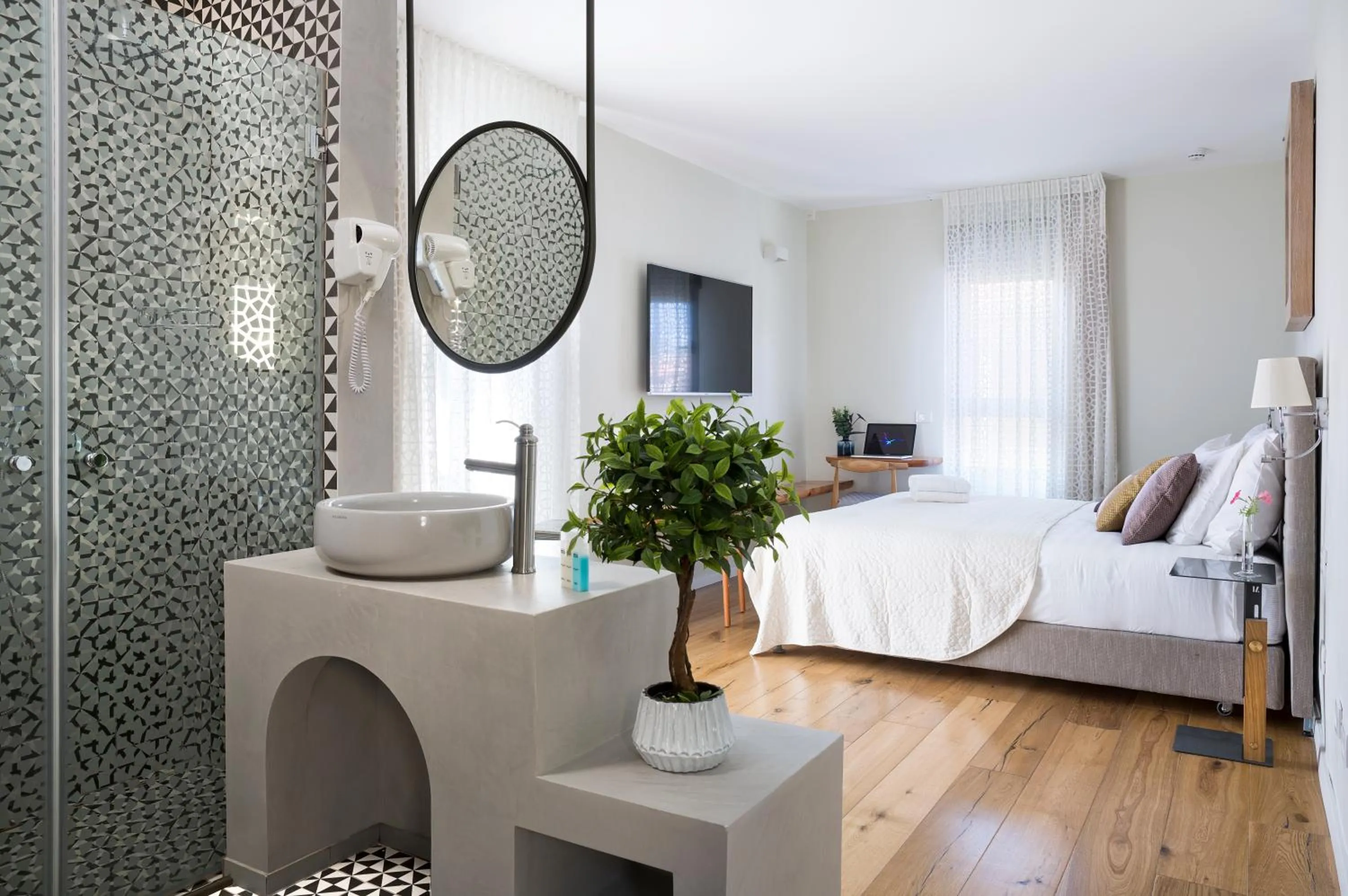Shower, Bed in Margosa Boutique Hotel Tel-Aviv Jaffa