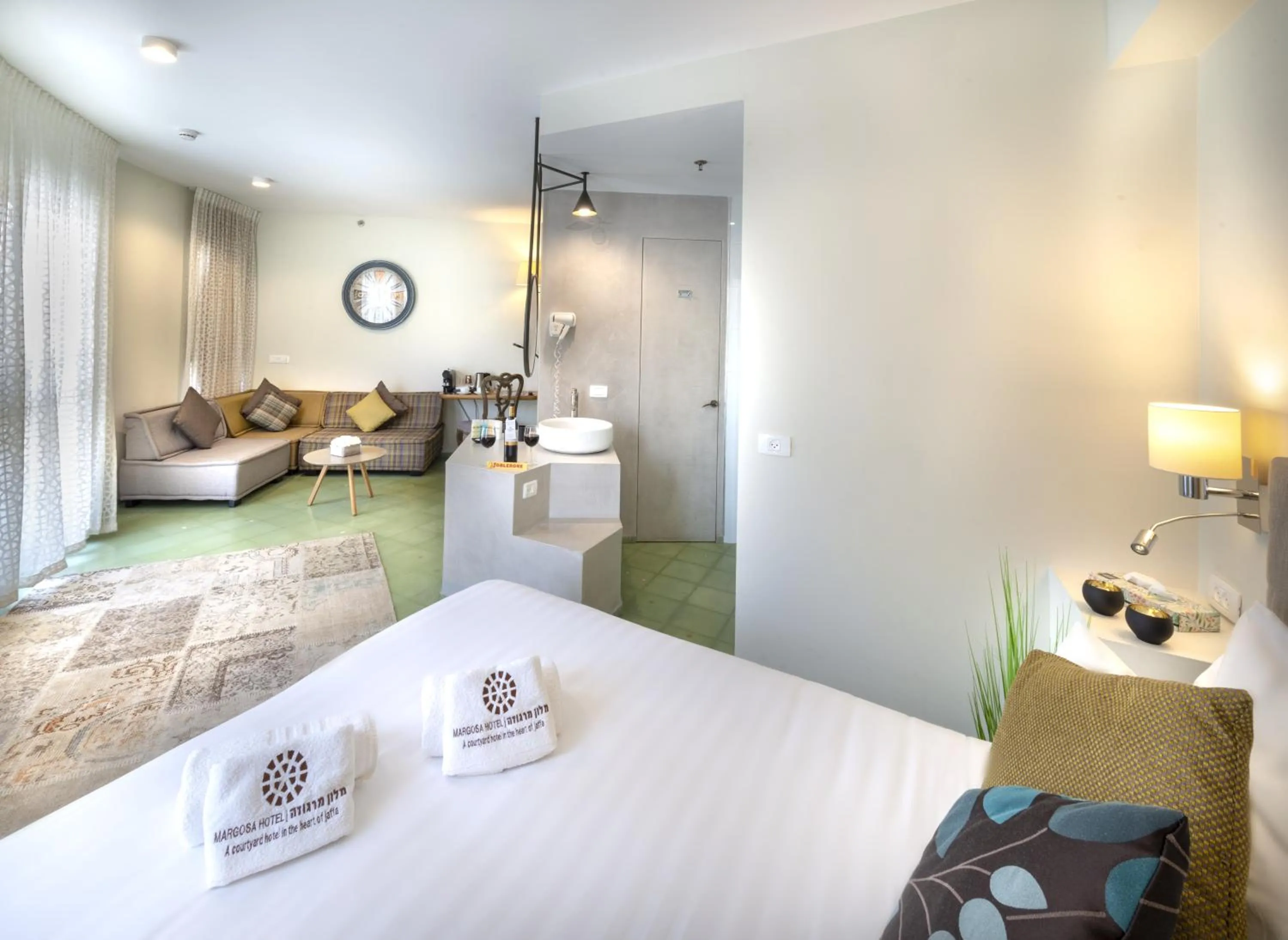 Shower, Bed in Margosa Boutique Hotel Tel-Aviv Jaffa