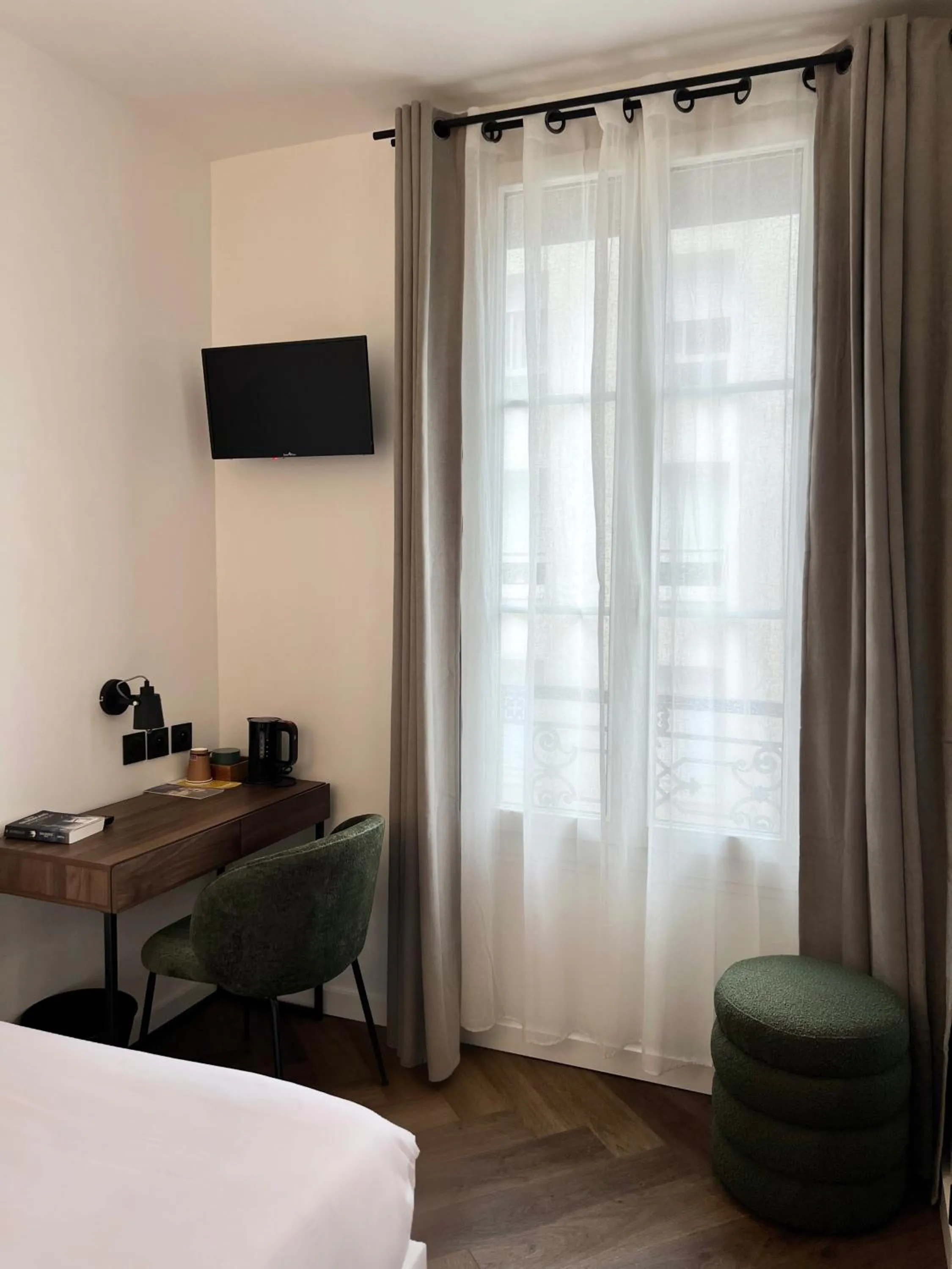 Photo of the whole room, Bed in Hôtel des Beaux Arts