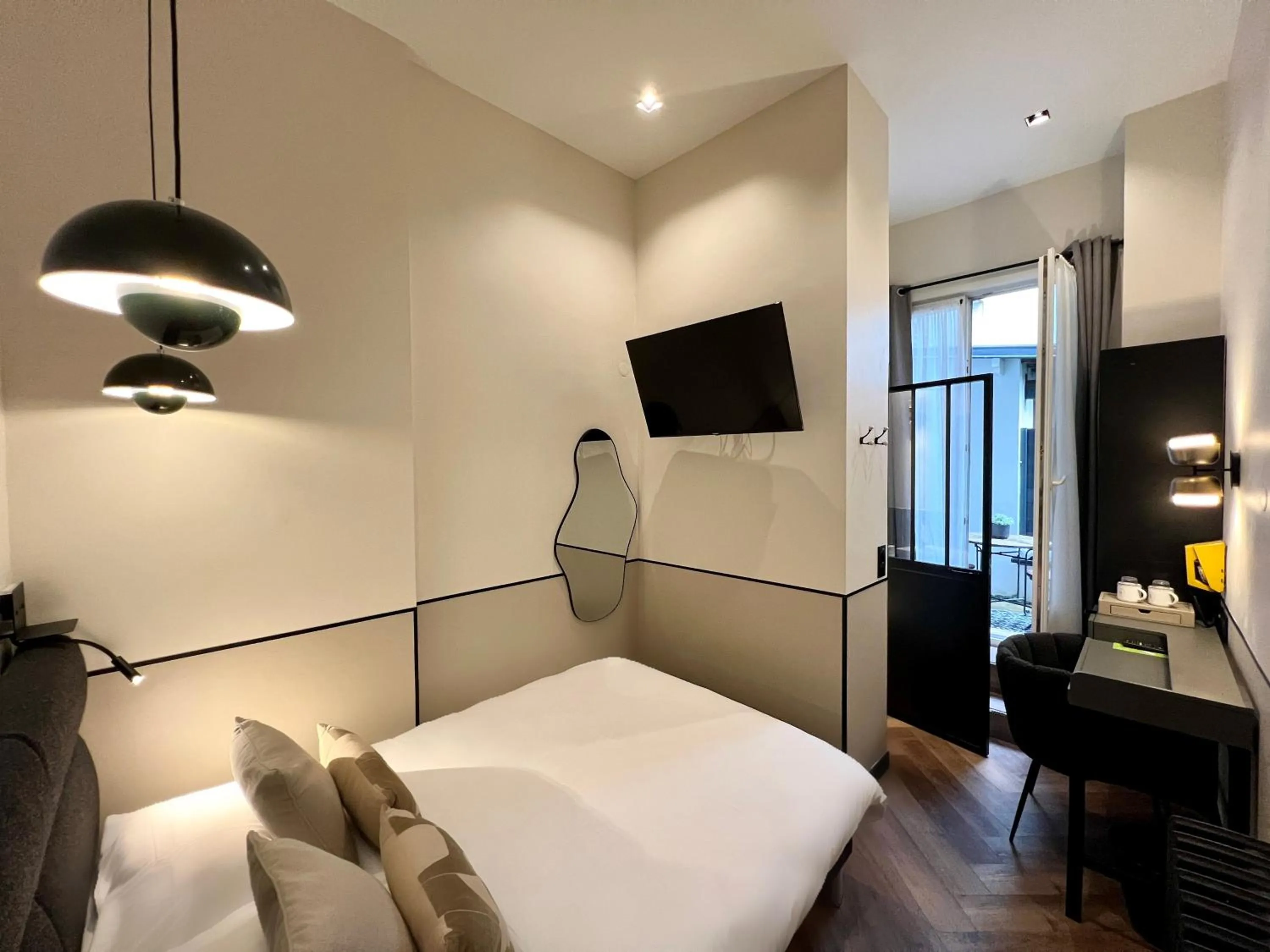 Photo of the whole room, Bed in Hôtel des Beaux Arts