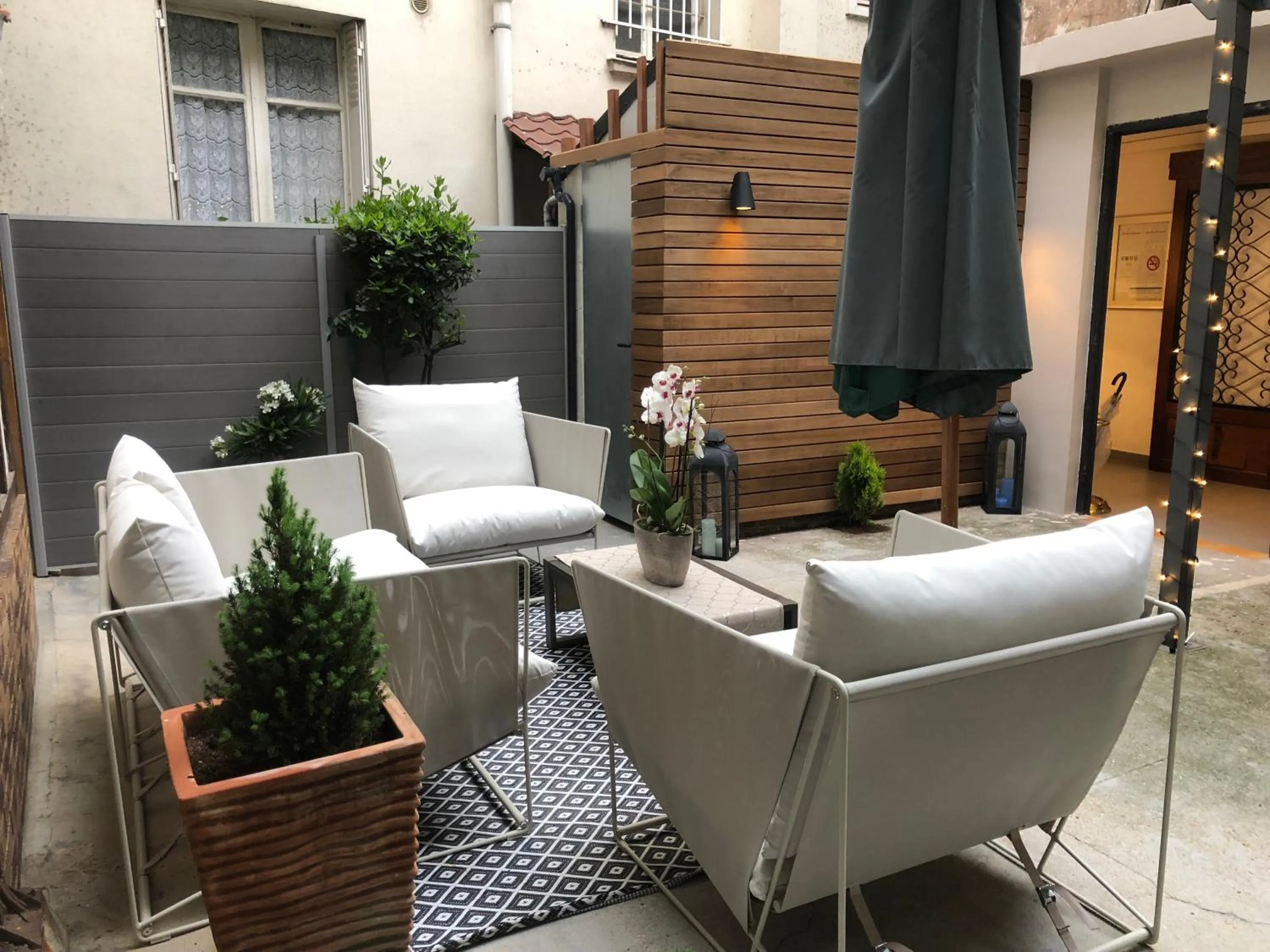 Patio in Hôtel des Beaux Arts