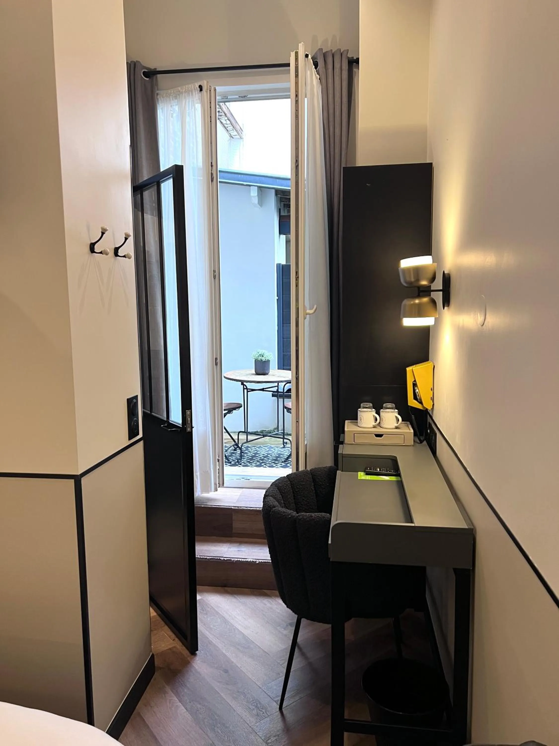 Photo of the whole room, Bed in Hôtel des Beaux Arts