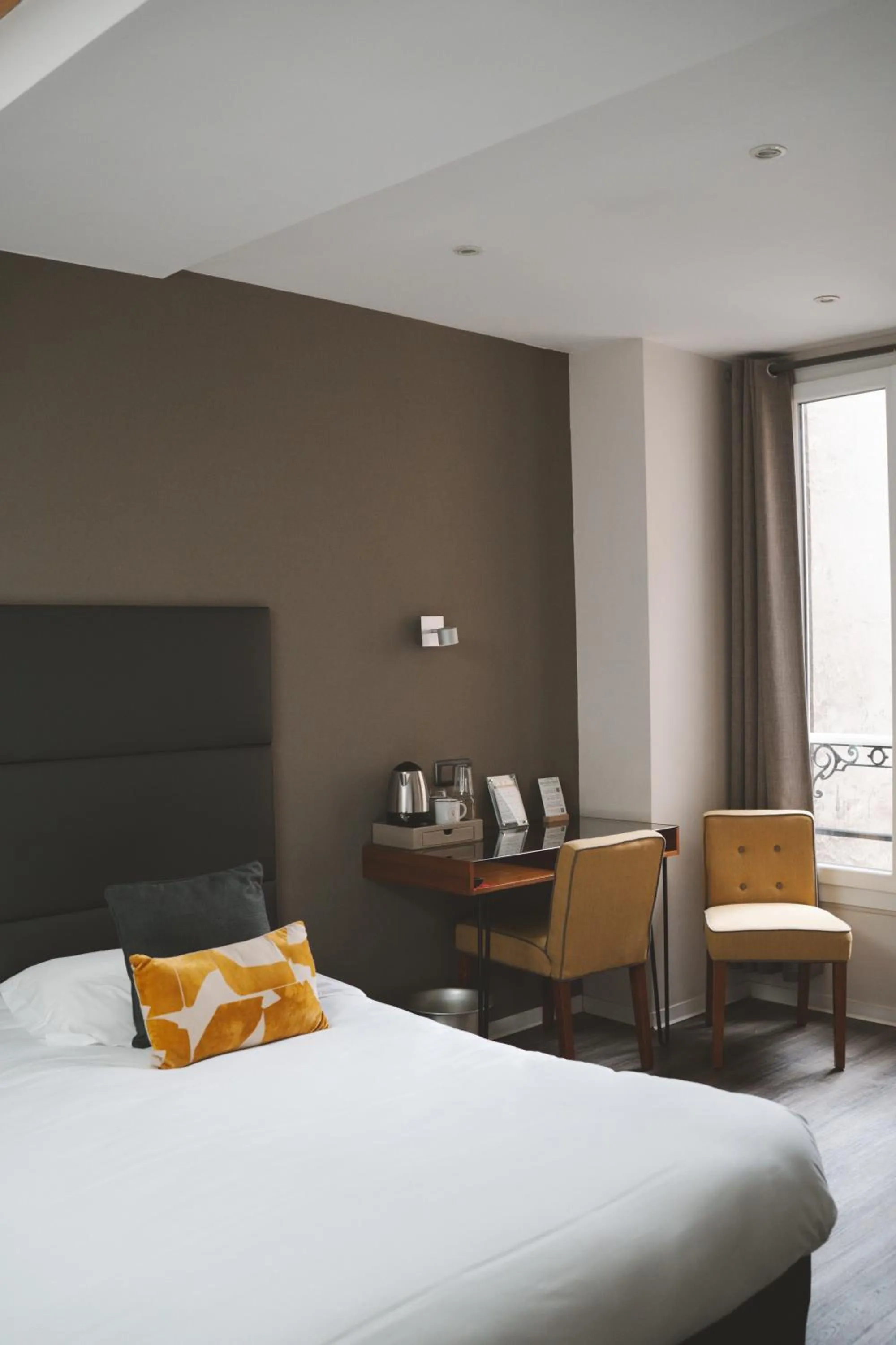 Photo of the whole room, Bed in Hôtel des Beaux Arts