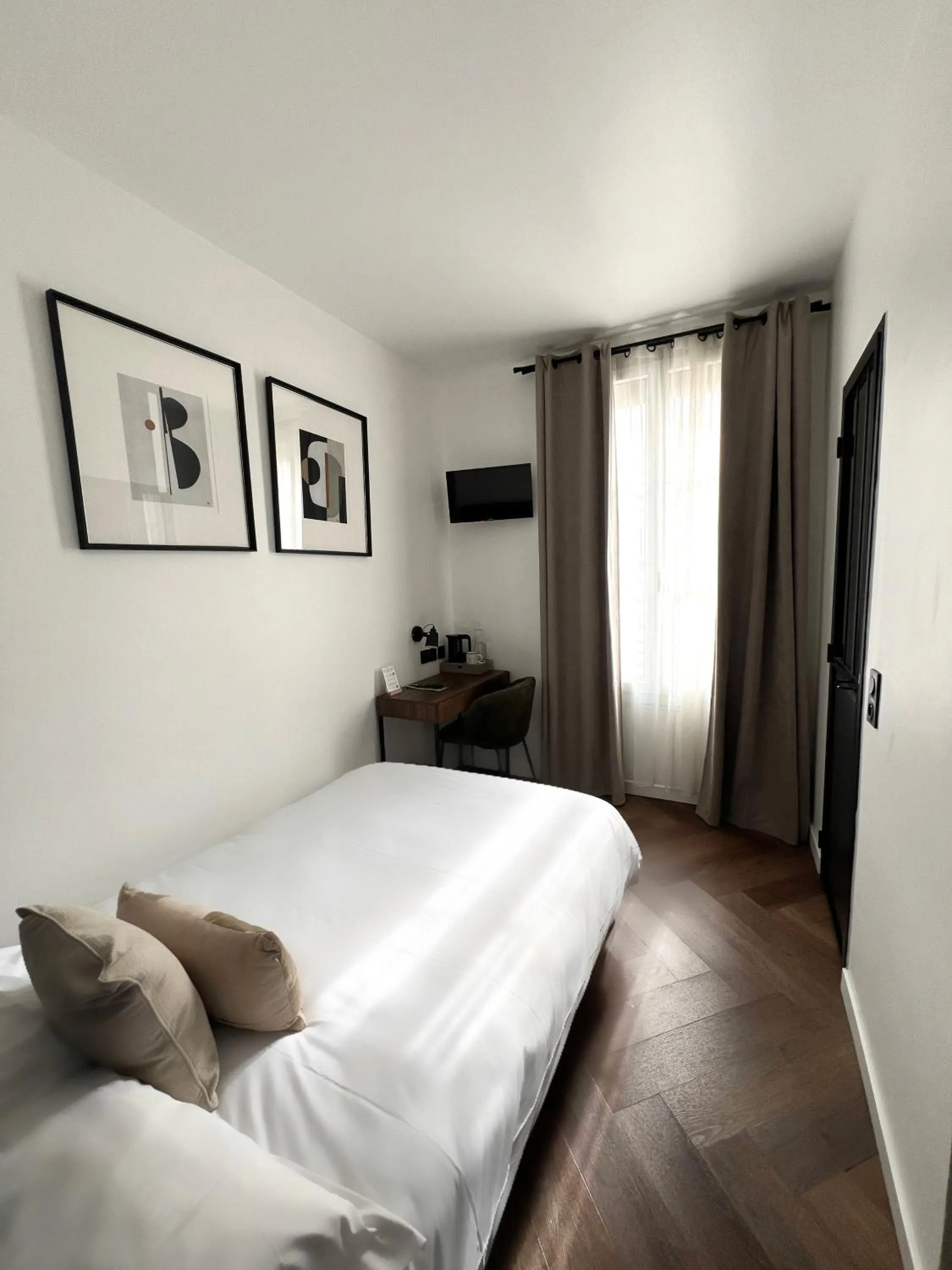 Photo of the whole room, Bed in Hôtel des Beaux Arts