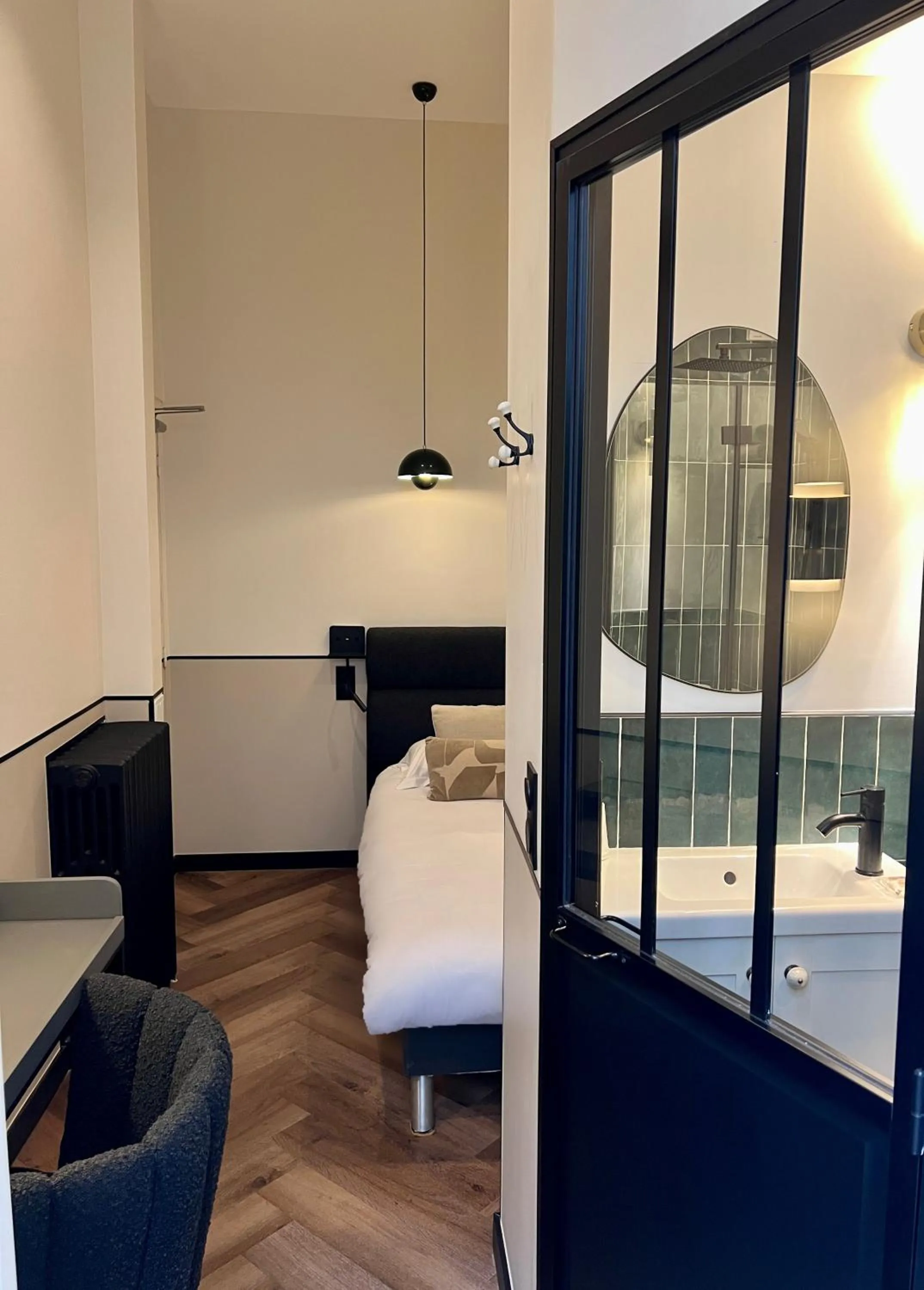 Photo of the whole room, Bed in Hôtel des Beaux Arts