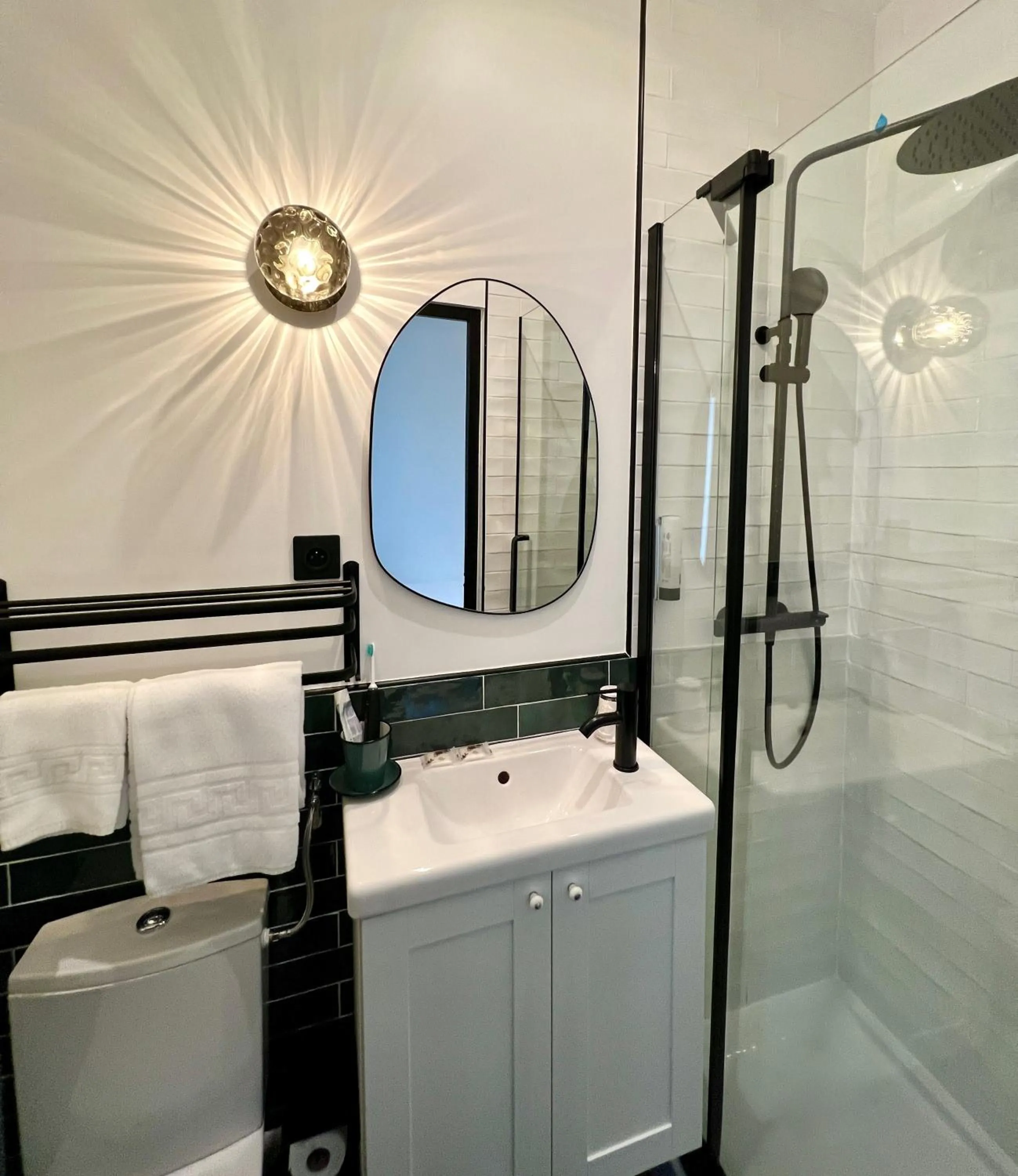 Shower in Hôtel des Beaux Arts