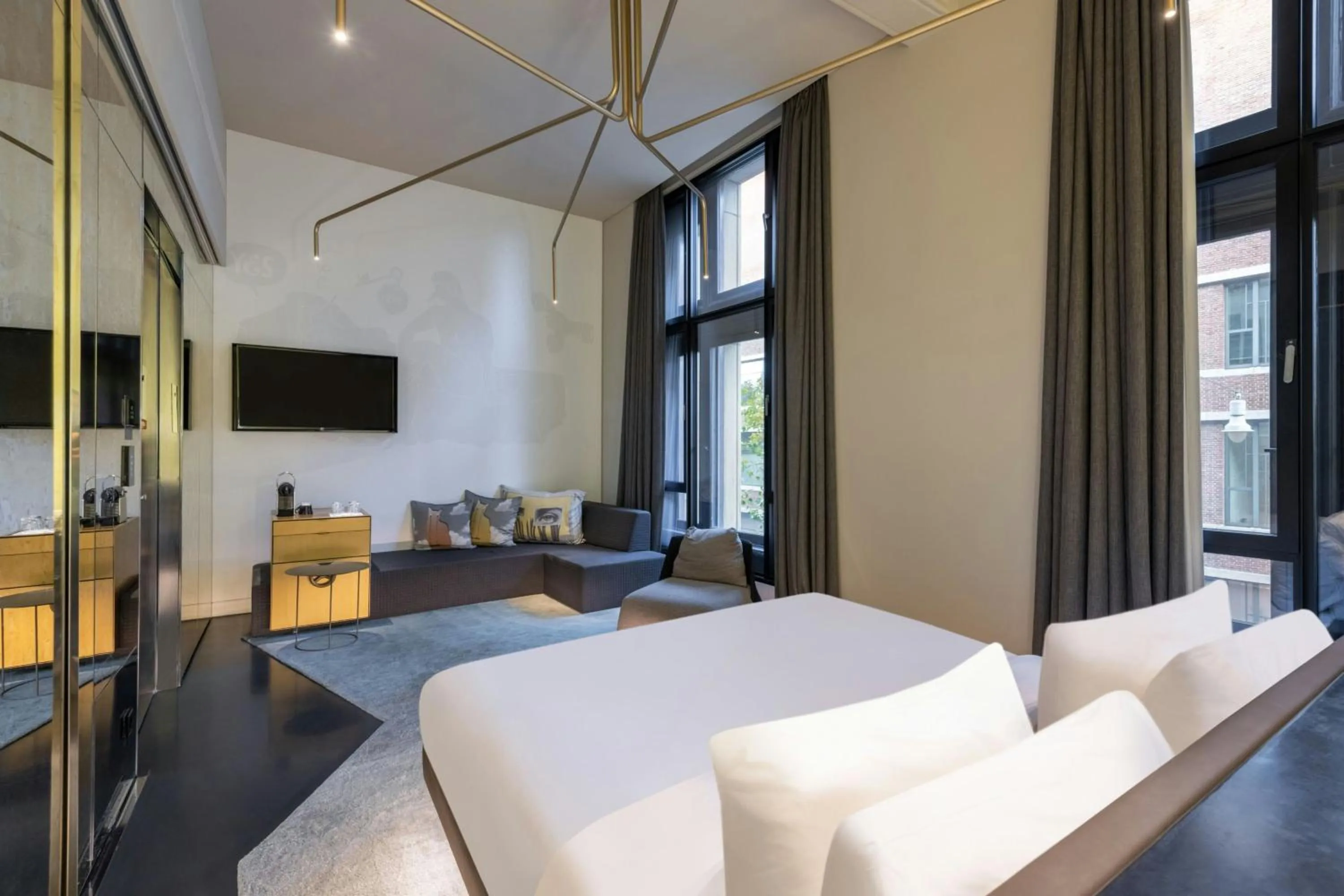 Photo of the whole room in W Amsterdam