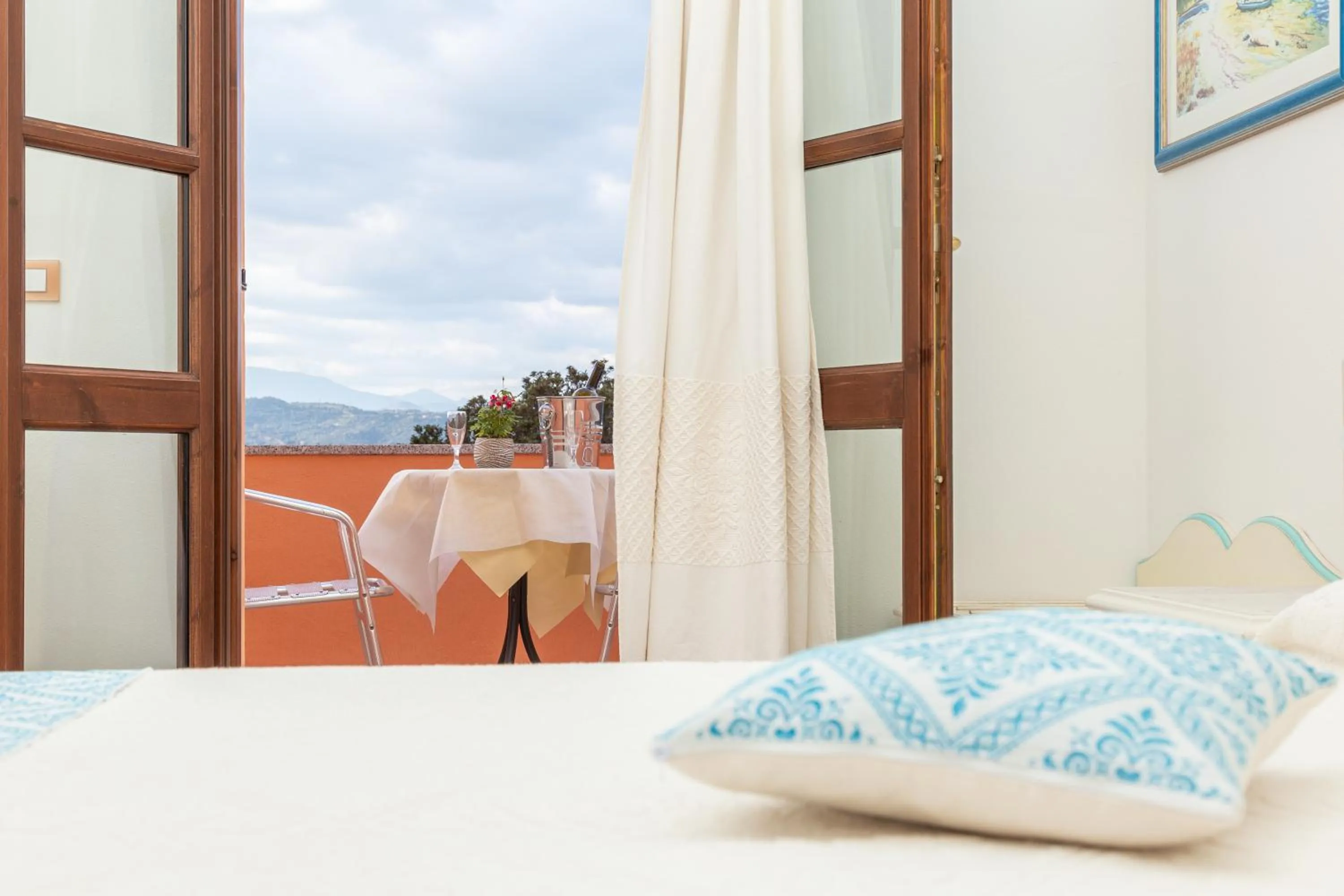 Balcony/Terrace, Bed in Hotel Genna 'e Masoni