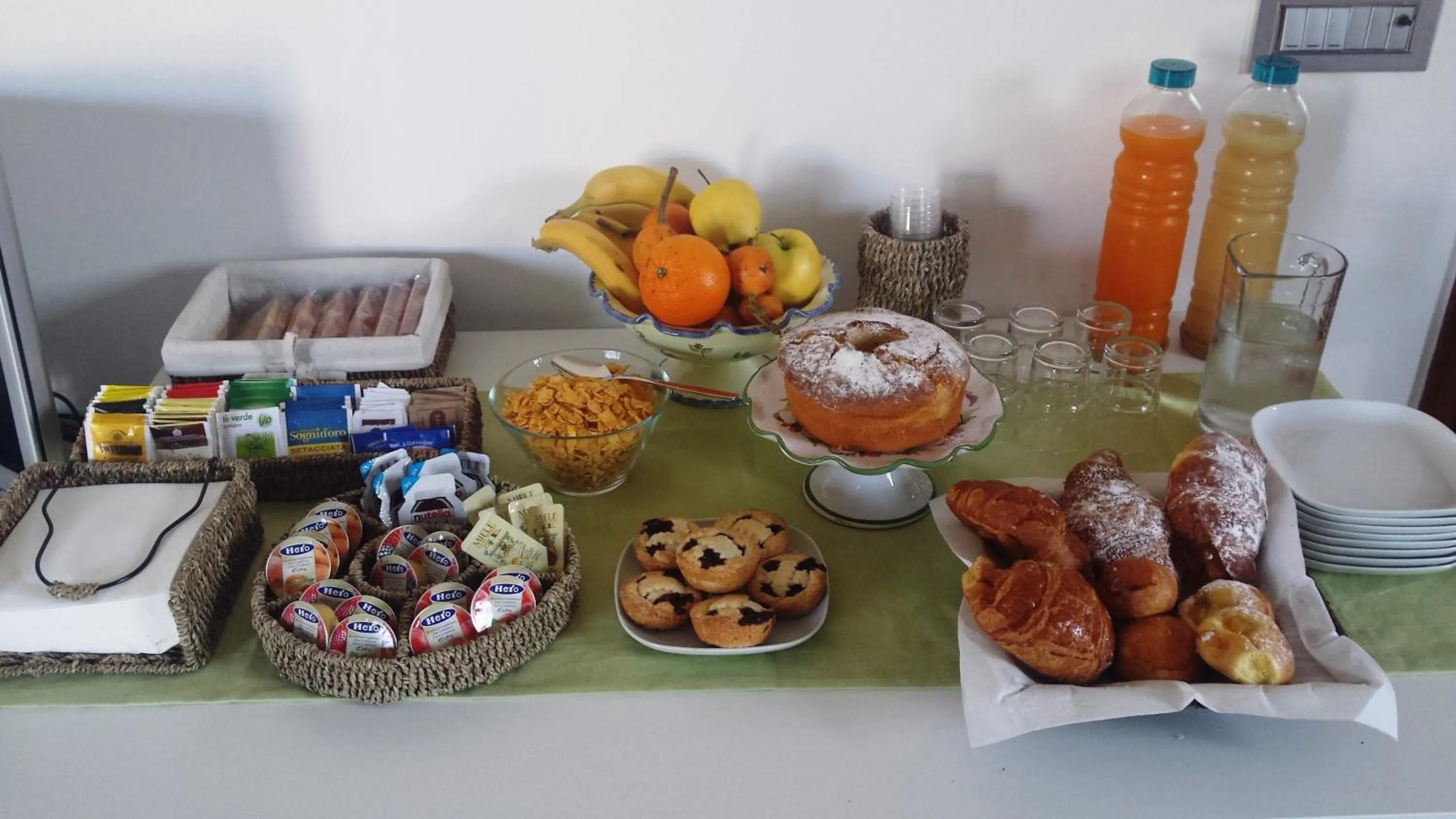 Buffet breakfast in Bed and Breakfast La Villa AMBIENTI SANIFICATI CON GENERATORE DI OZONO