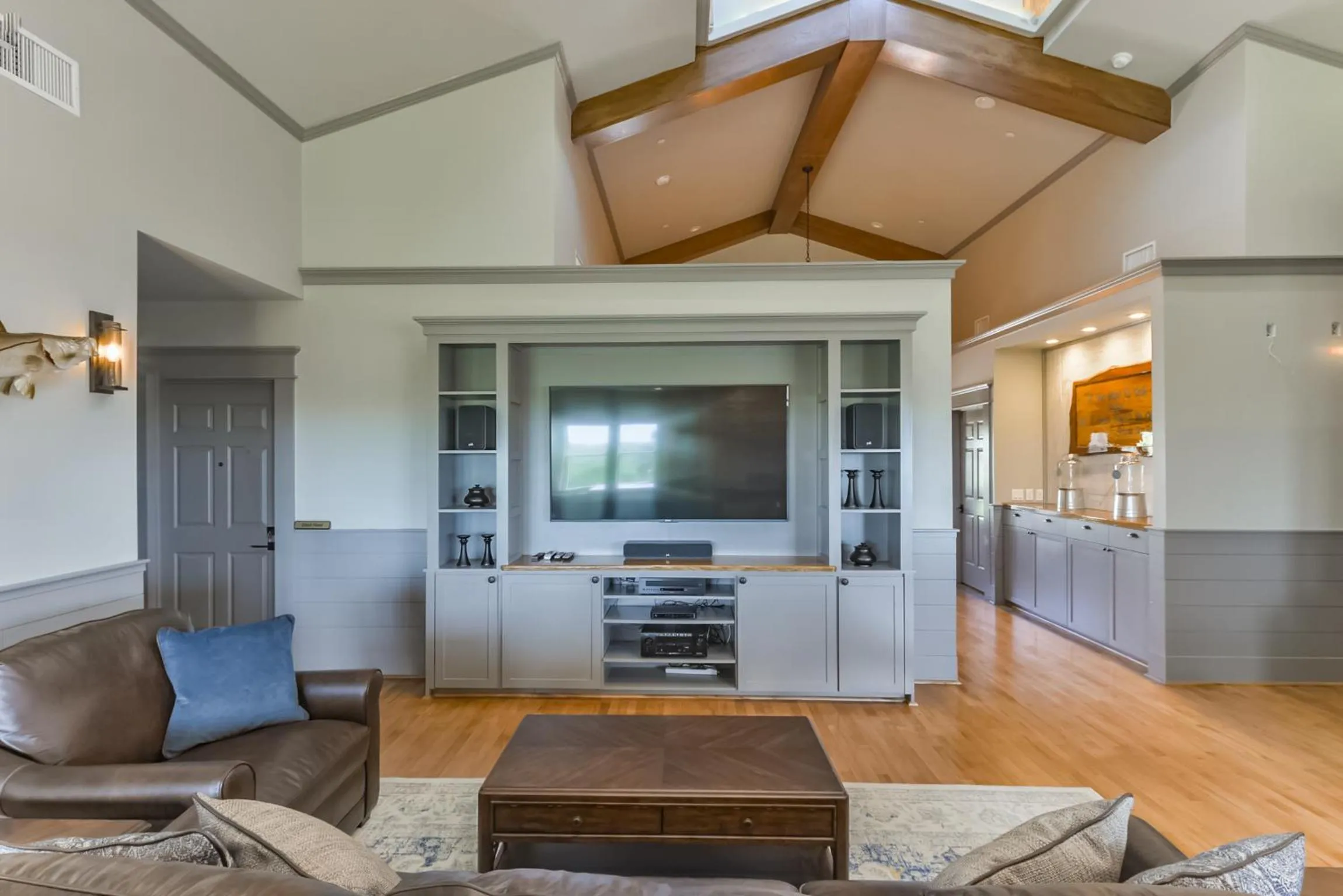 Communal lounge/ TV room in Harborwalk Lodge