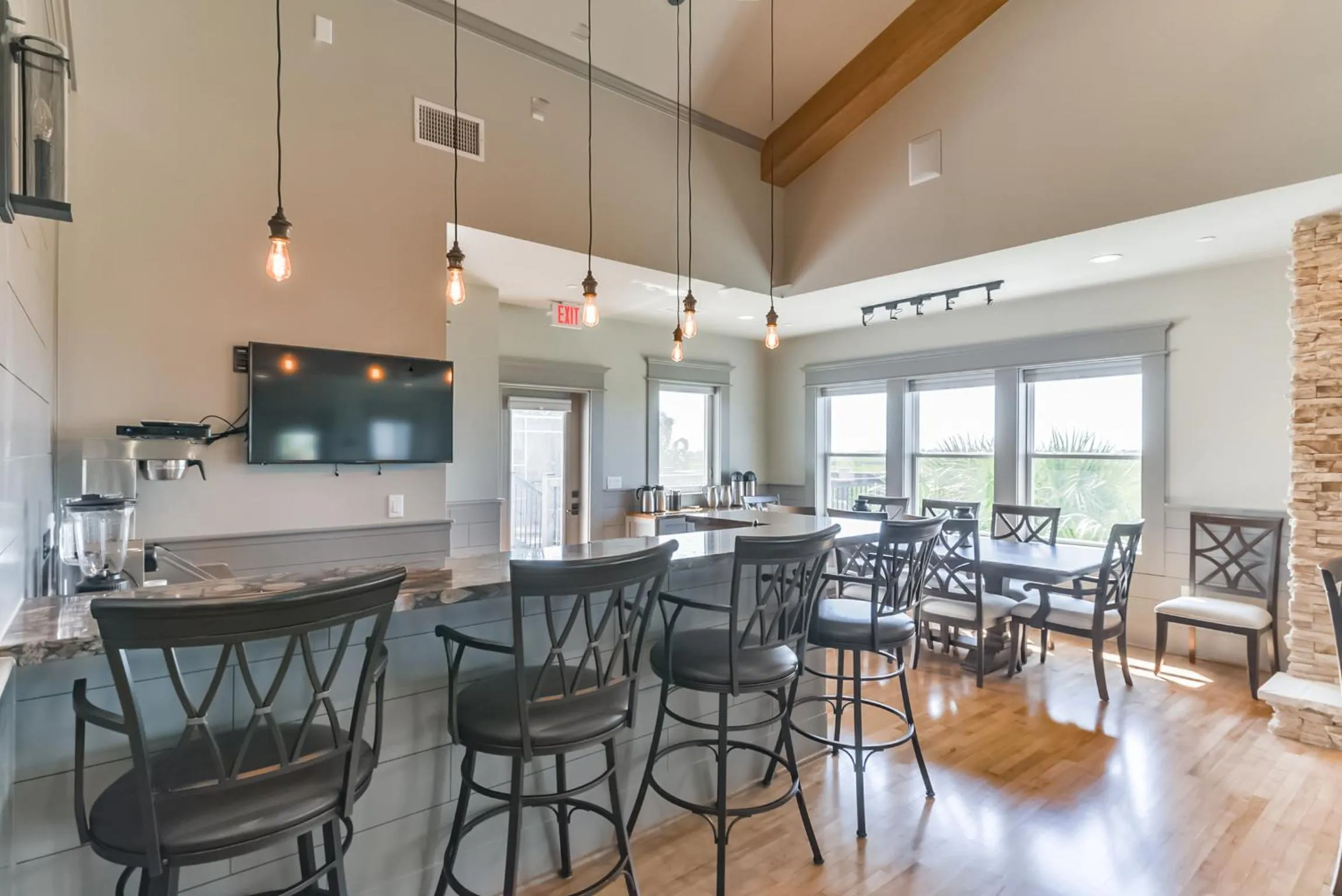 Communal lounge/ TV room in Harborwalk Lodge