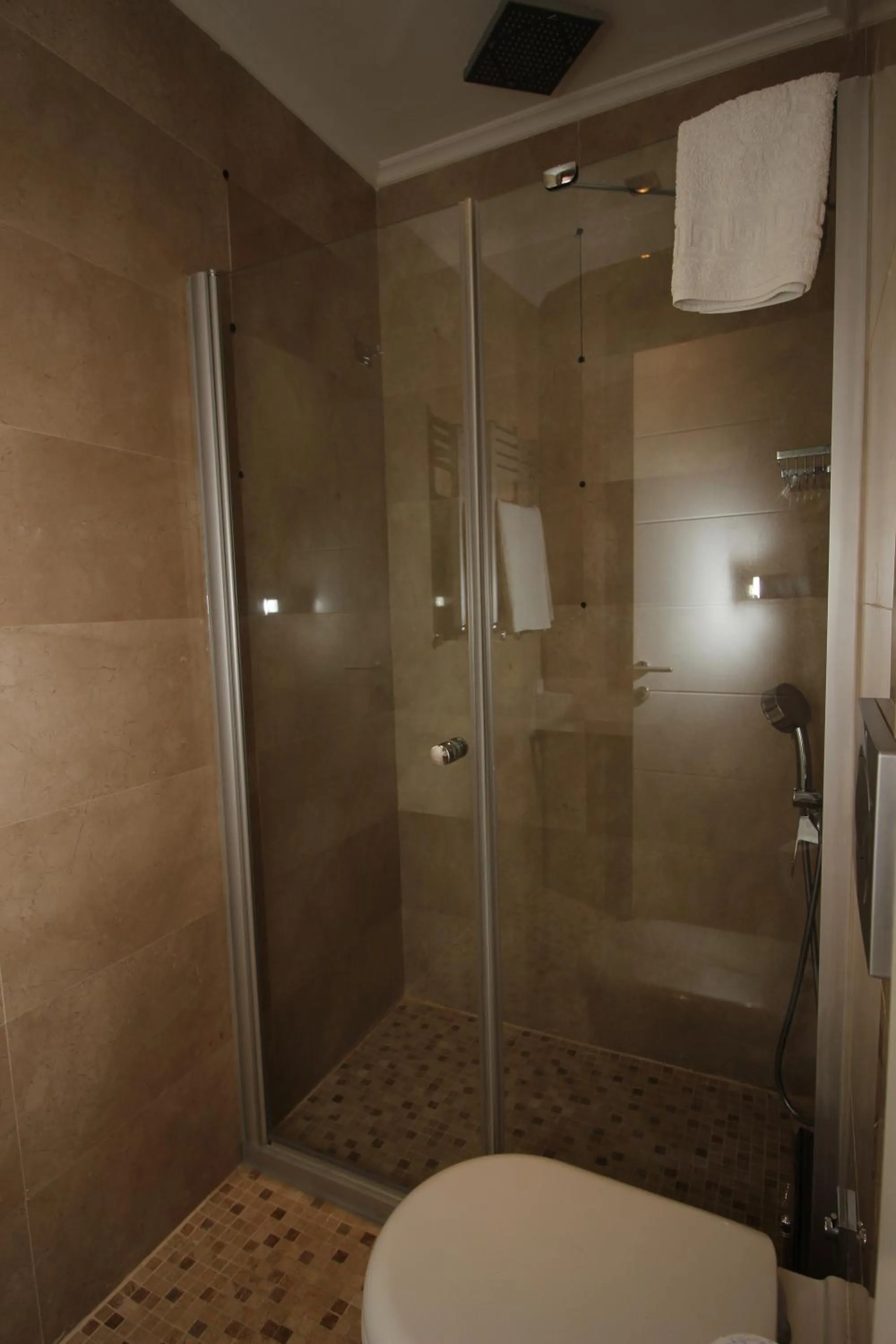 Shower in Le Marde Hotel