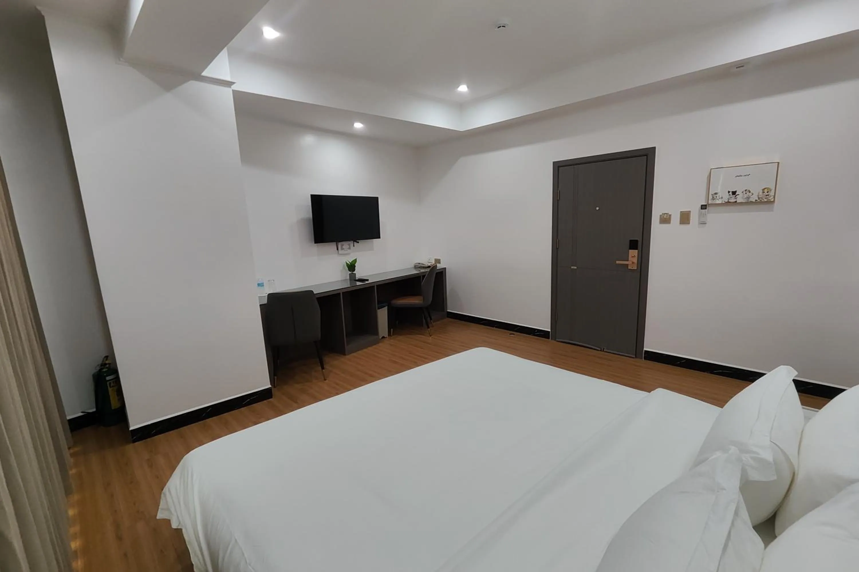 Bedroom, Bed in Mactan Grand Golden Hotel near Airport