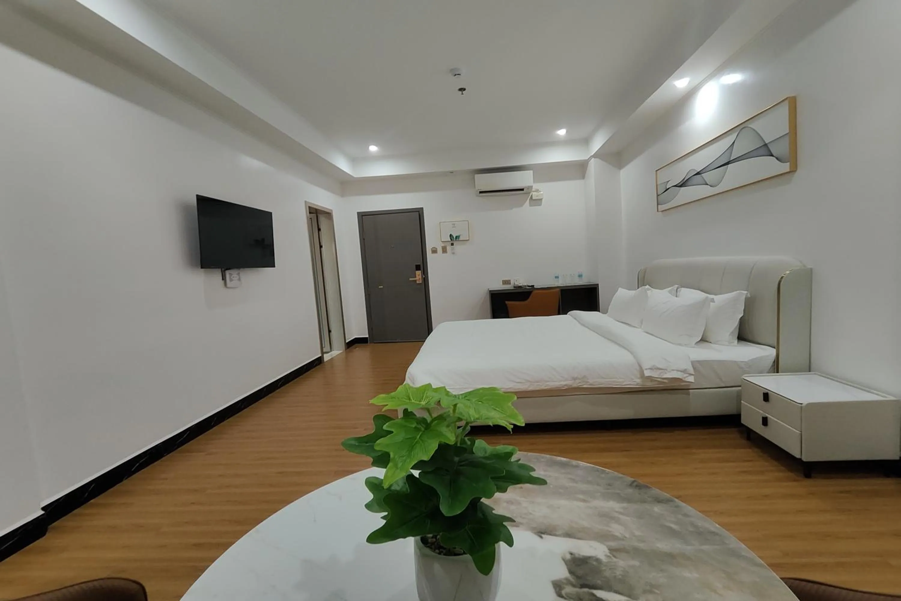 Bedroom, Bed in Mactan Grand Golden Hotel near Airport