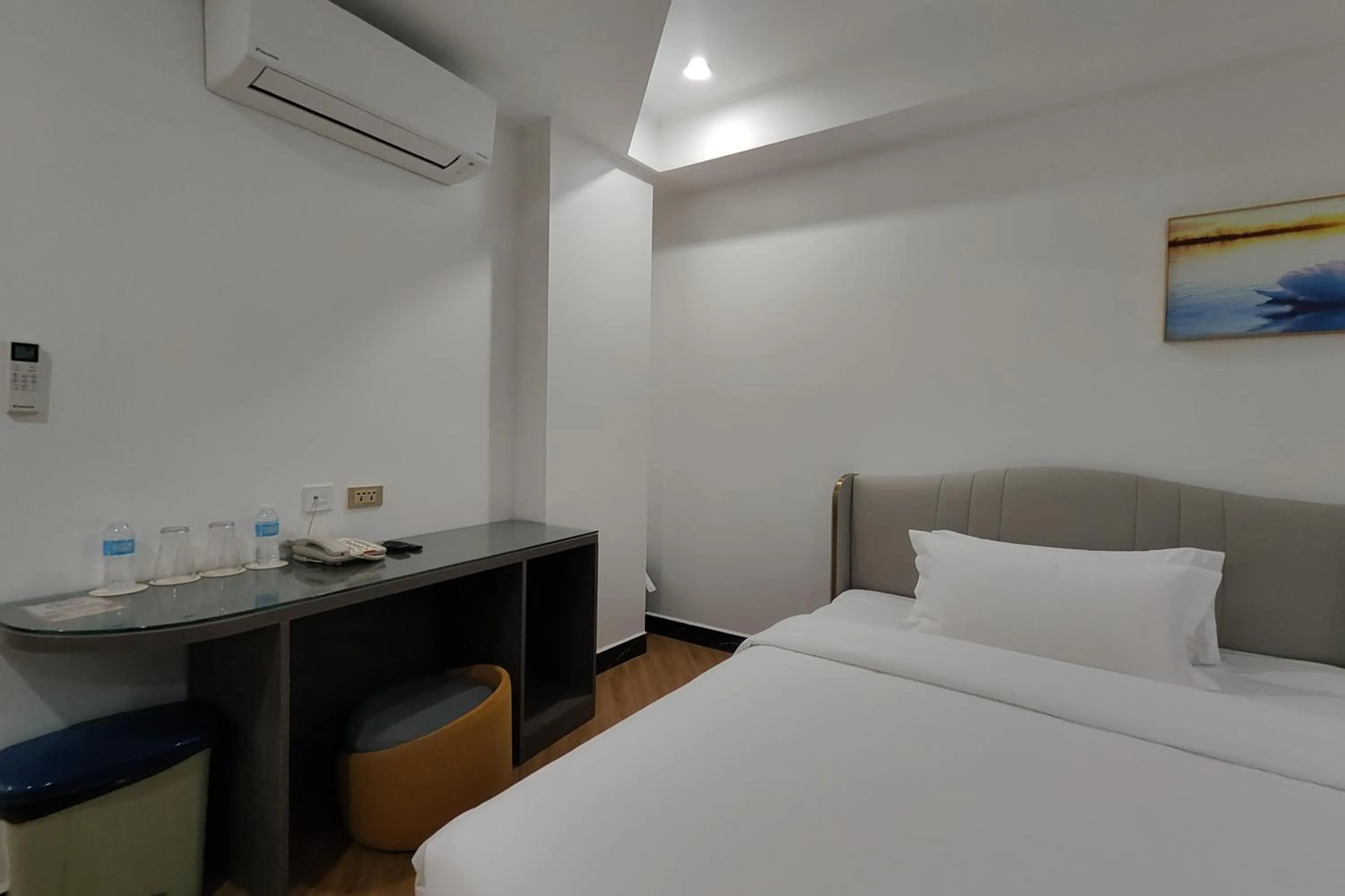 Bedroom, Bed in Mactan Grand Golden Hotel near Airport