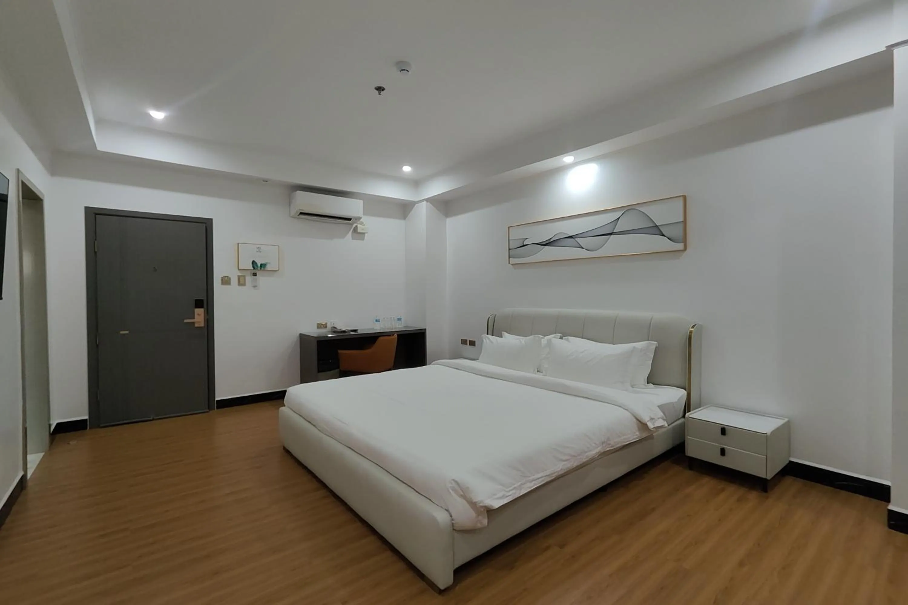 Bedroom, Bed in Mactan Grand Golden Hotel near Airport