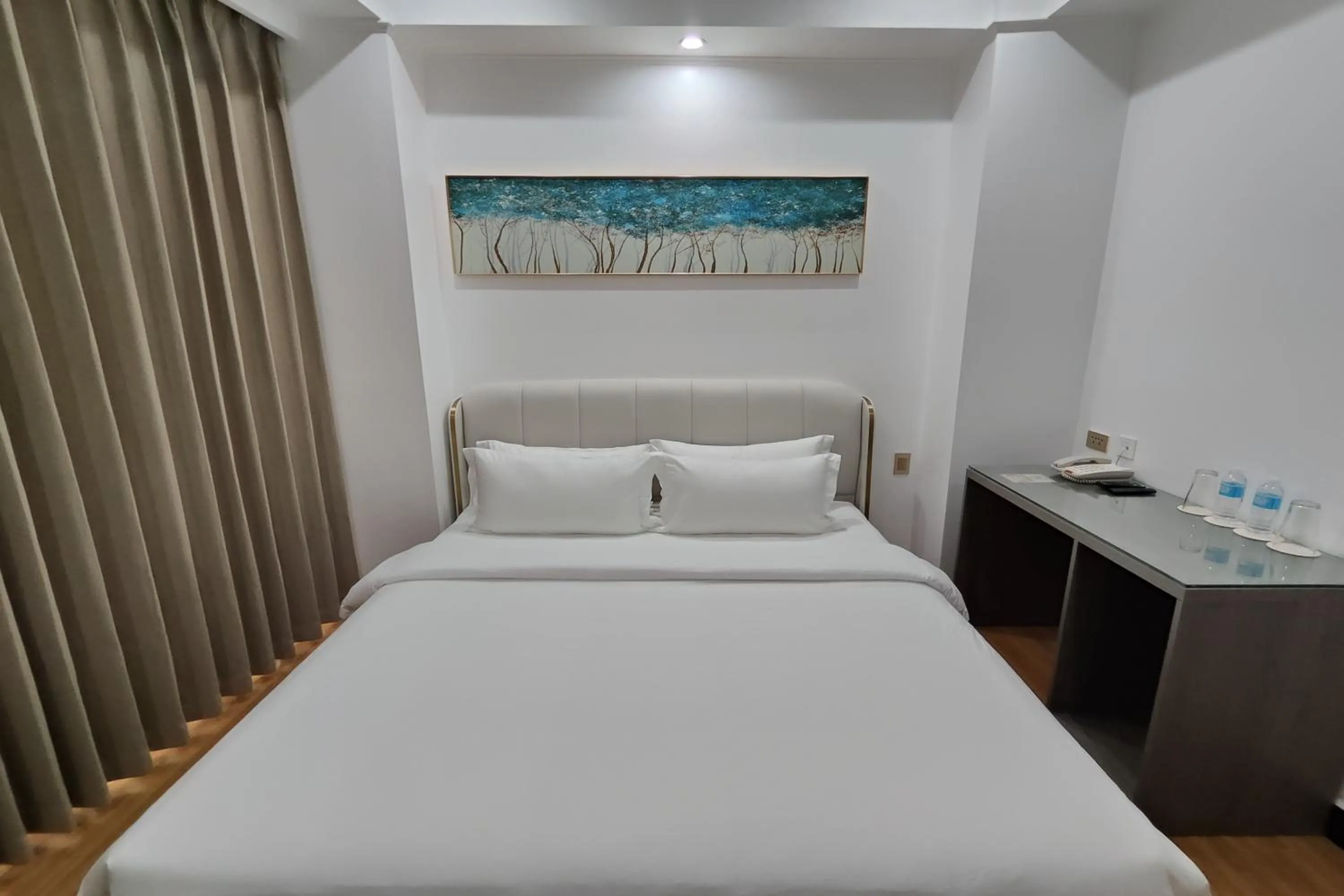 Bedroom, Bed in Mactan Grand Golden Hotel near Airport