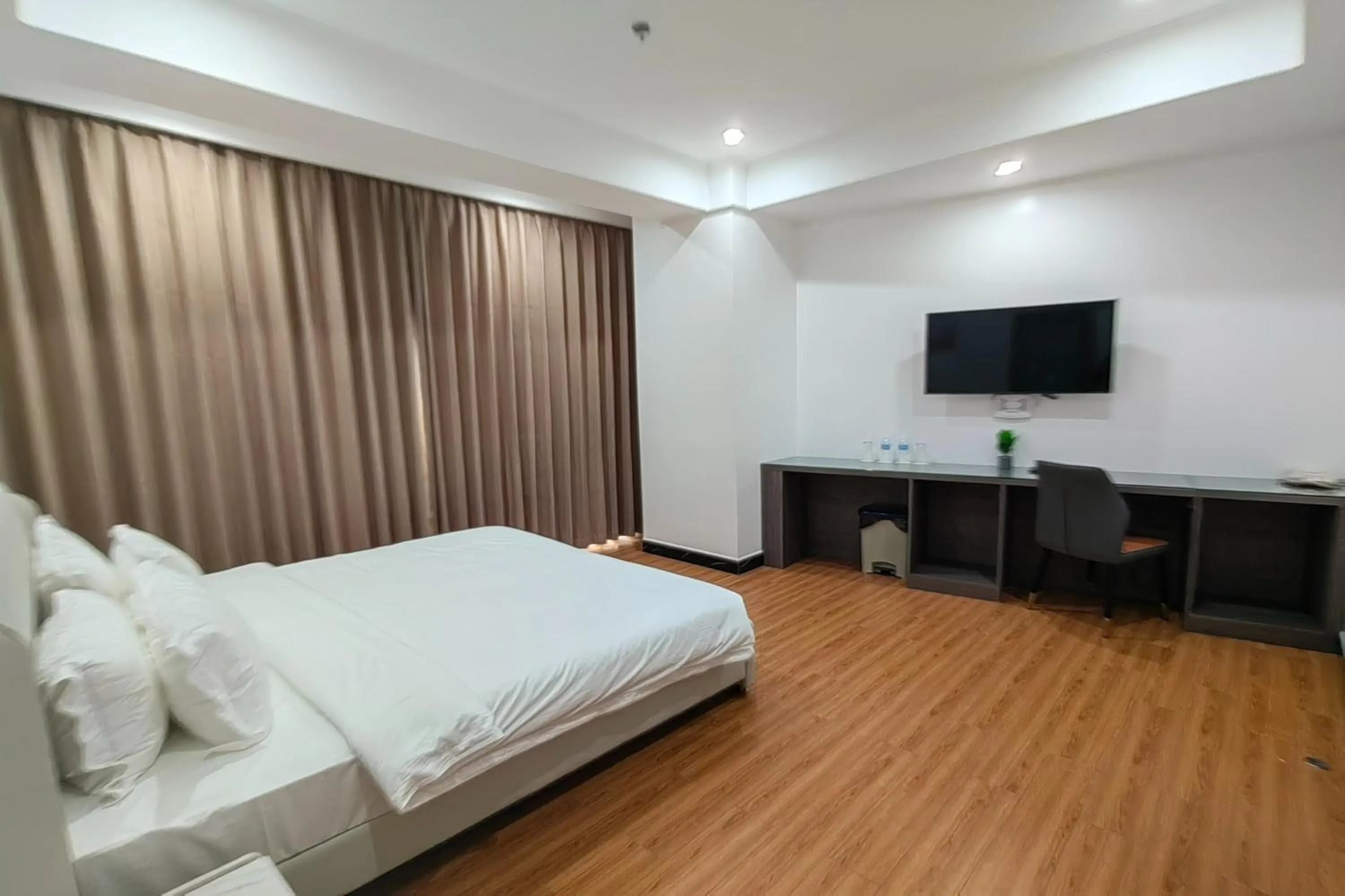 Bedroom, Bed in Mactan Grand Golden Hotel near Airport