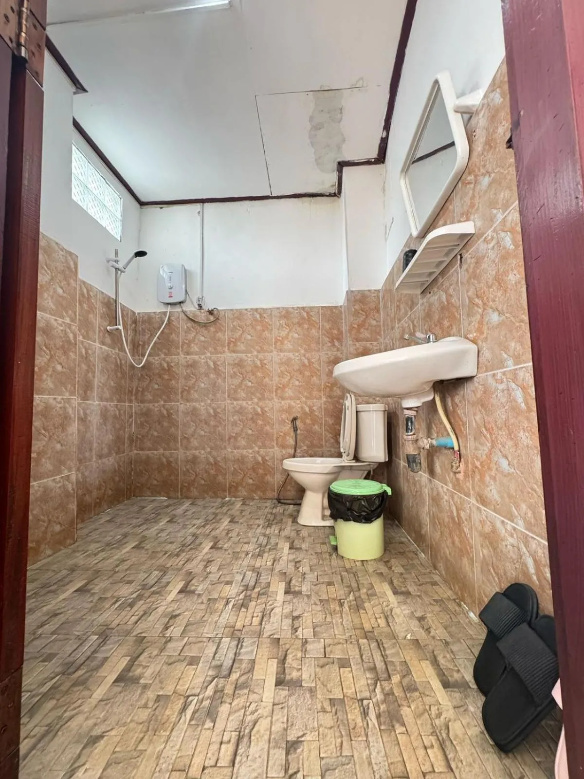 Toilet in Vang Vieng Green Central Hotel