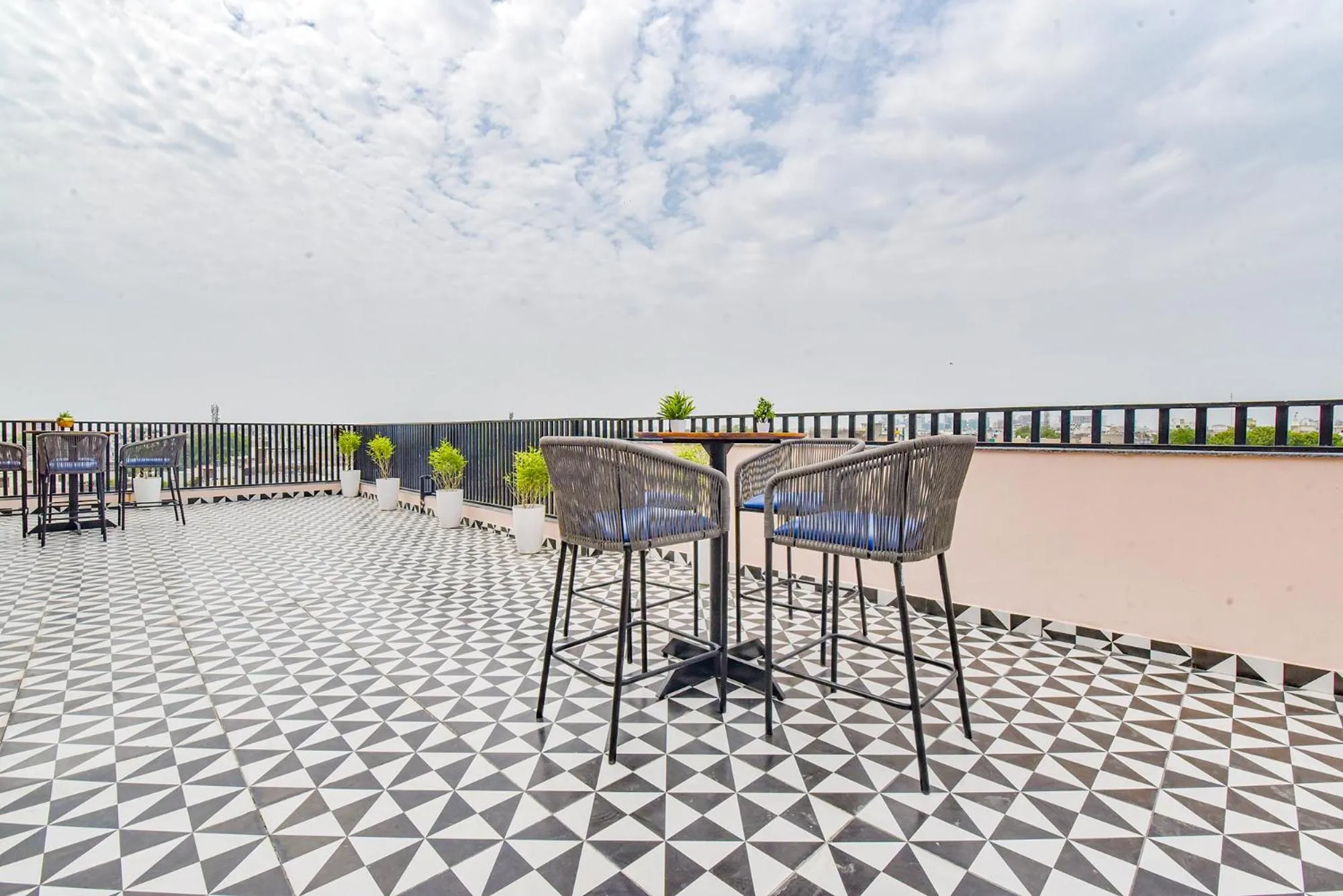 Restaurant/places to eat in FabHotel Blooming Beds Pearl