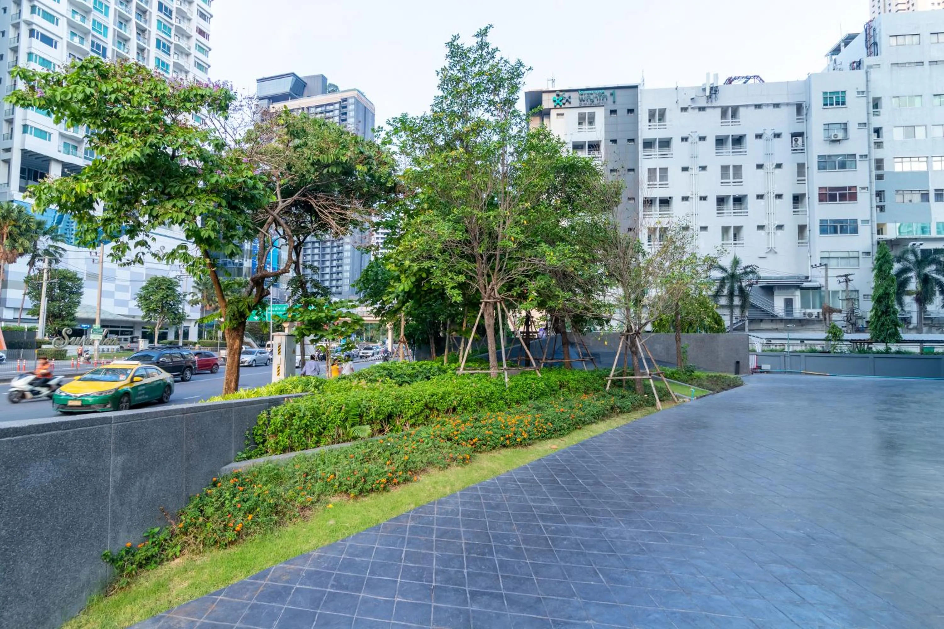 Garden in Queensland Hotel Bangkok