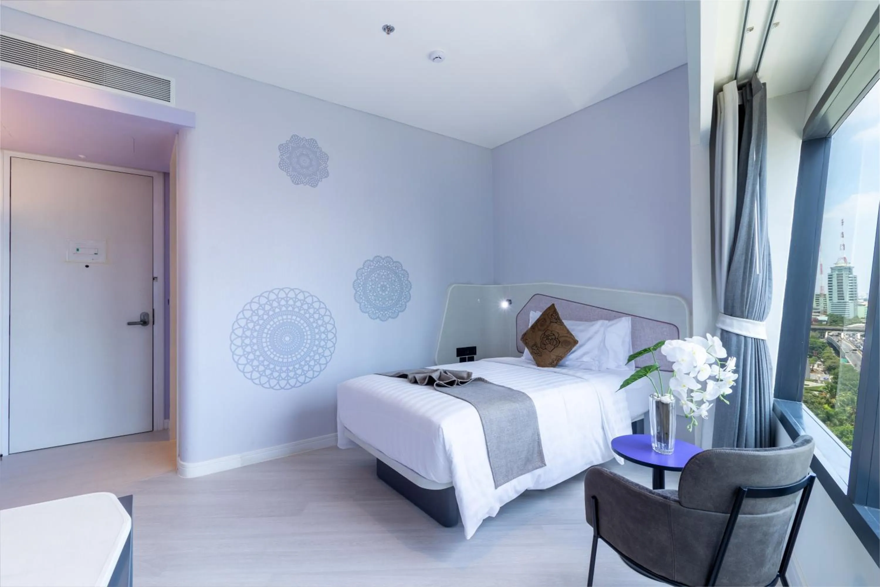 Photo of the whole room, Bed in Queensland Hotel Bangkok