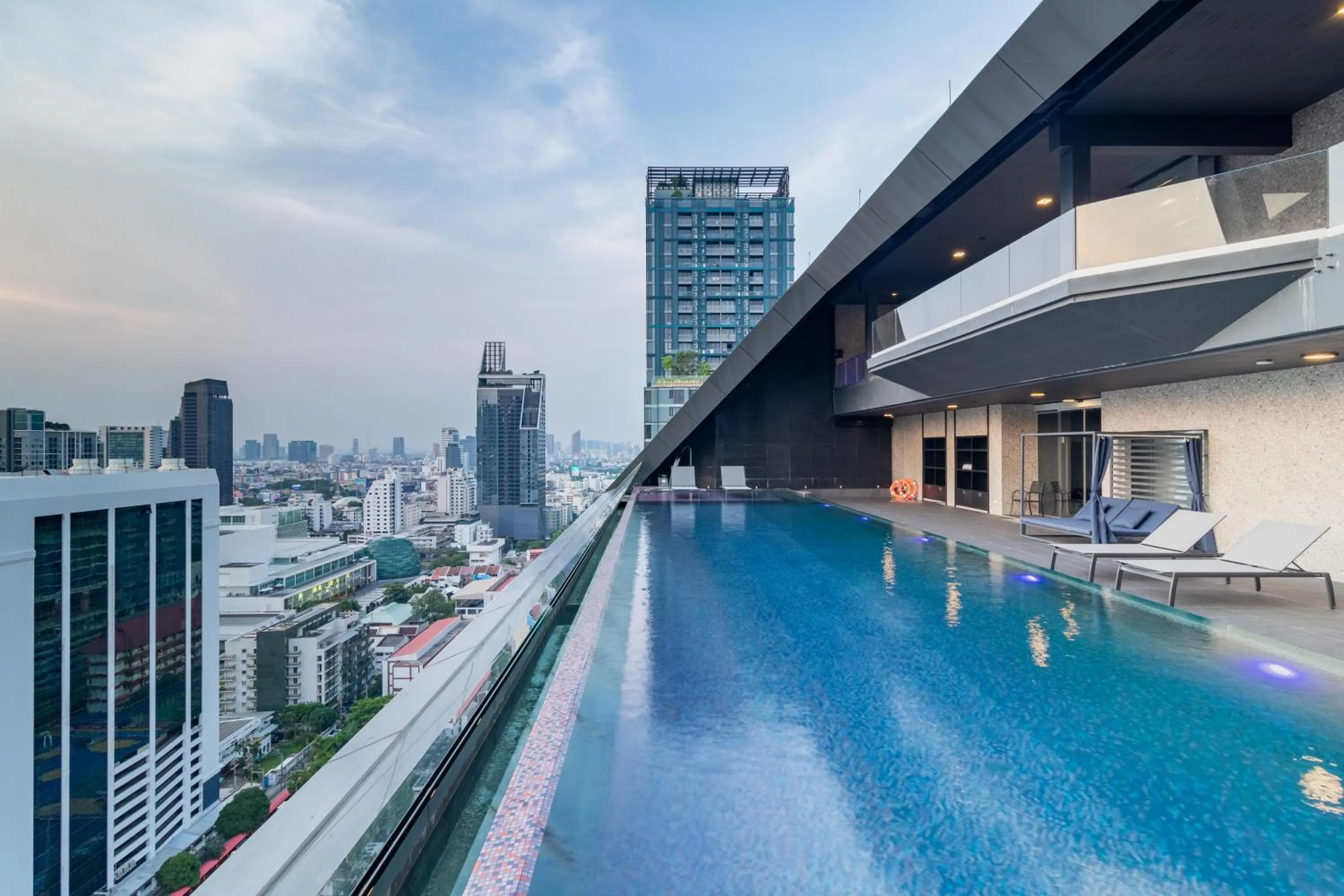 Swimming pool in Queensland Hotel Bangkok