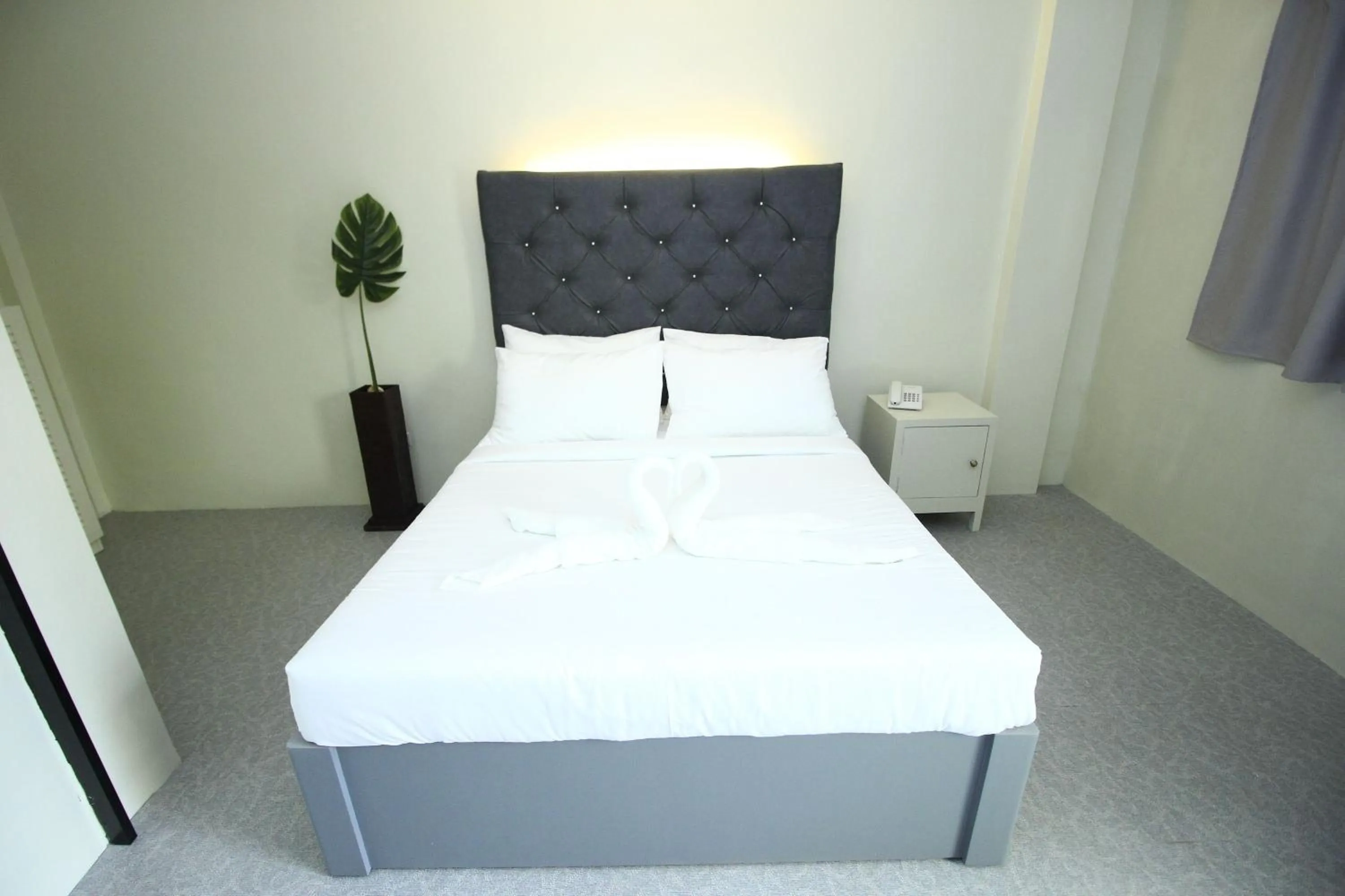 Bedroom, Bed in The Paragon Hotel and Restaurant