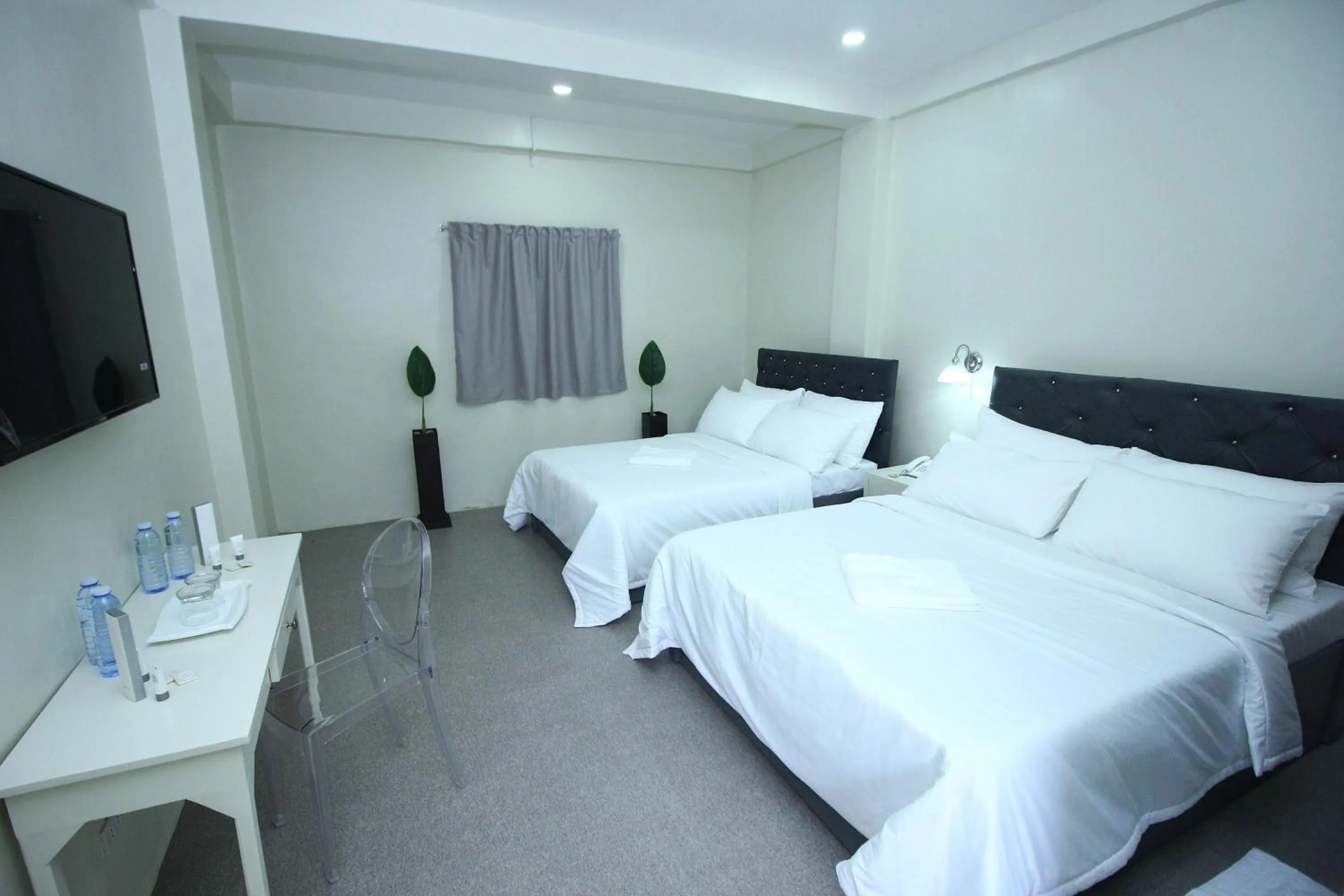 Bedroom, Bed in The Paragon Hotel and Restaurant