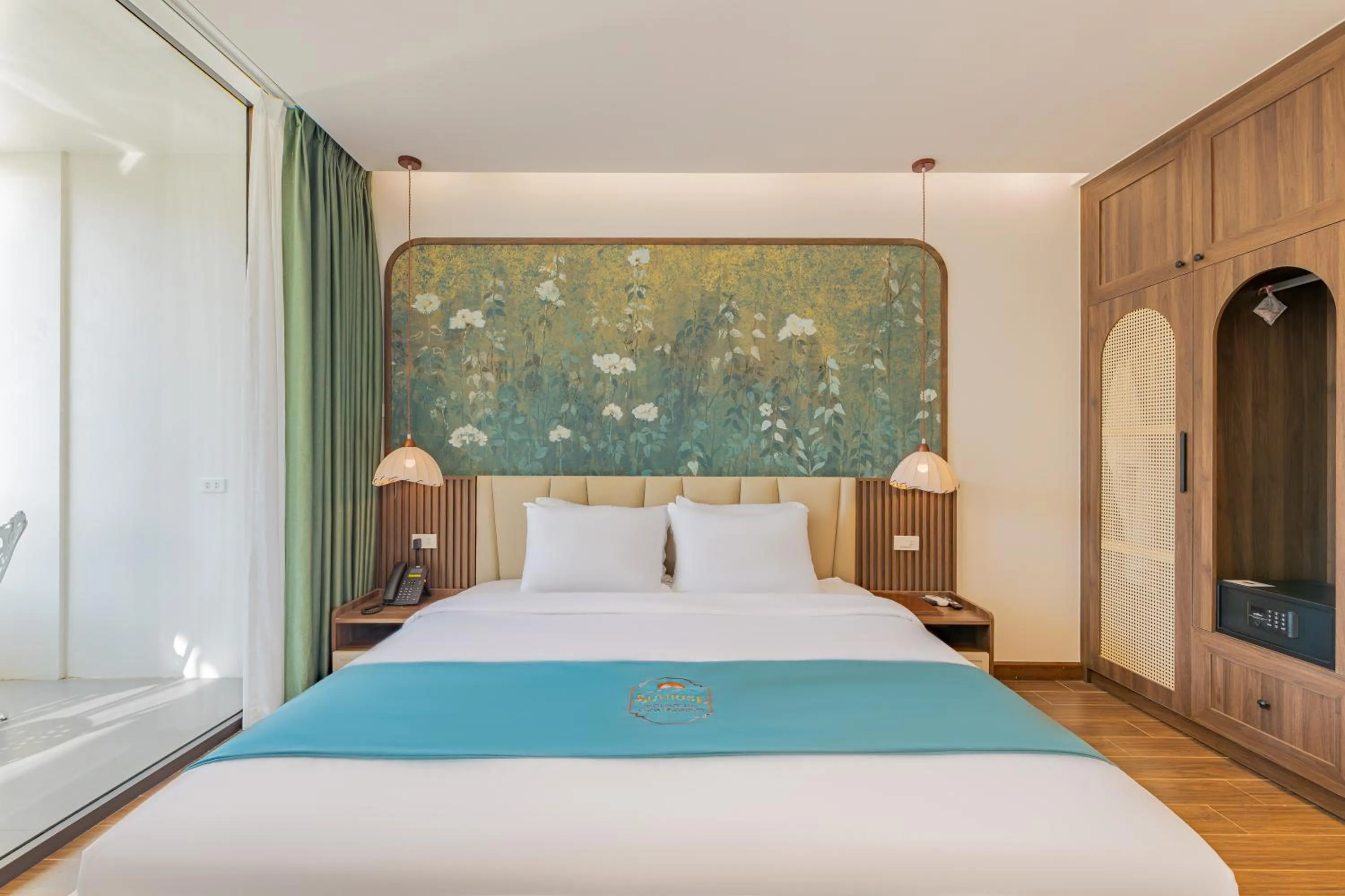 Bed in Sunrise Mountain View Resort