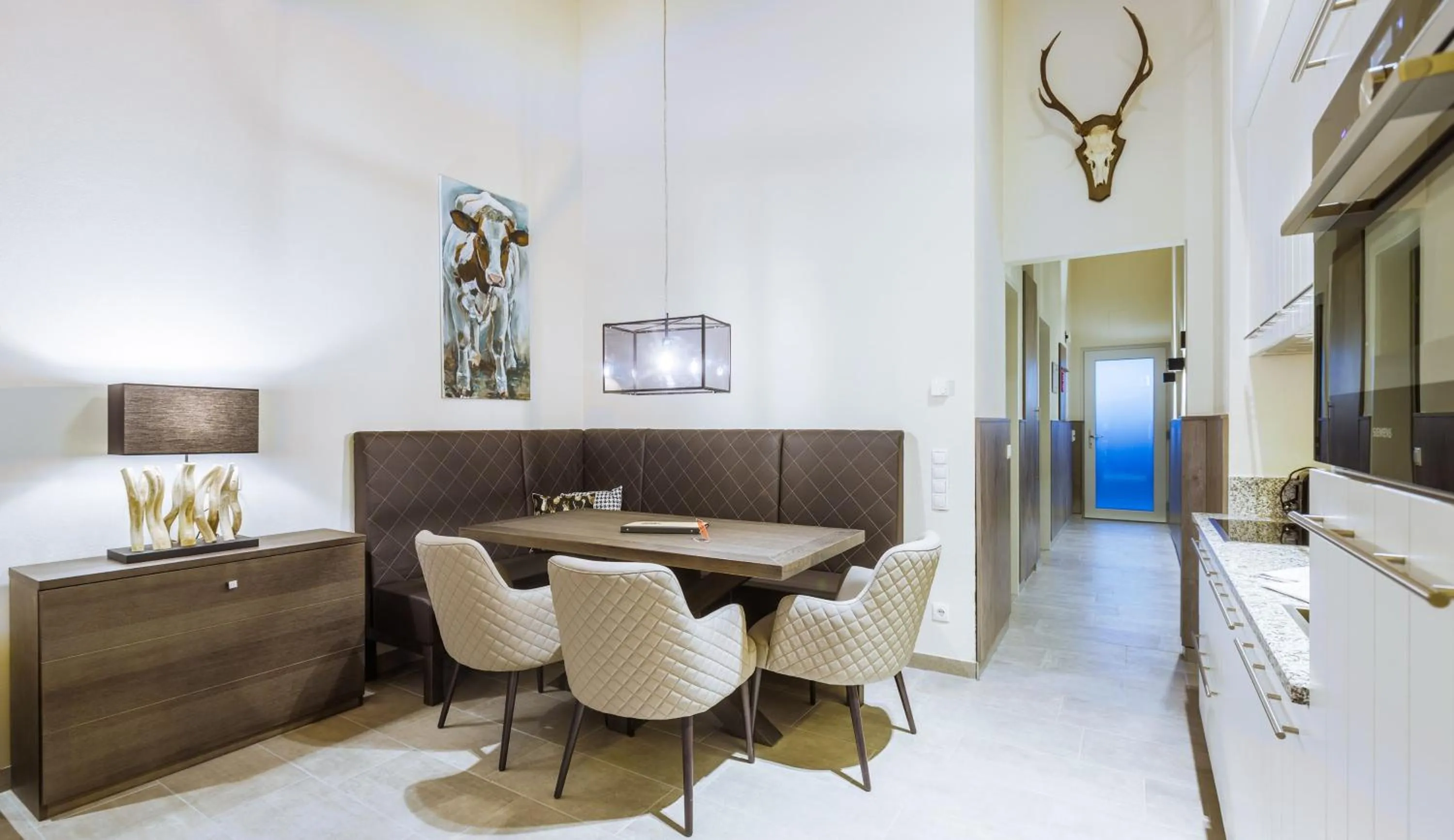 Dining area in AvenidA Mountain Lodges Saalbach