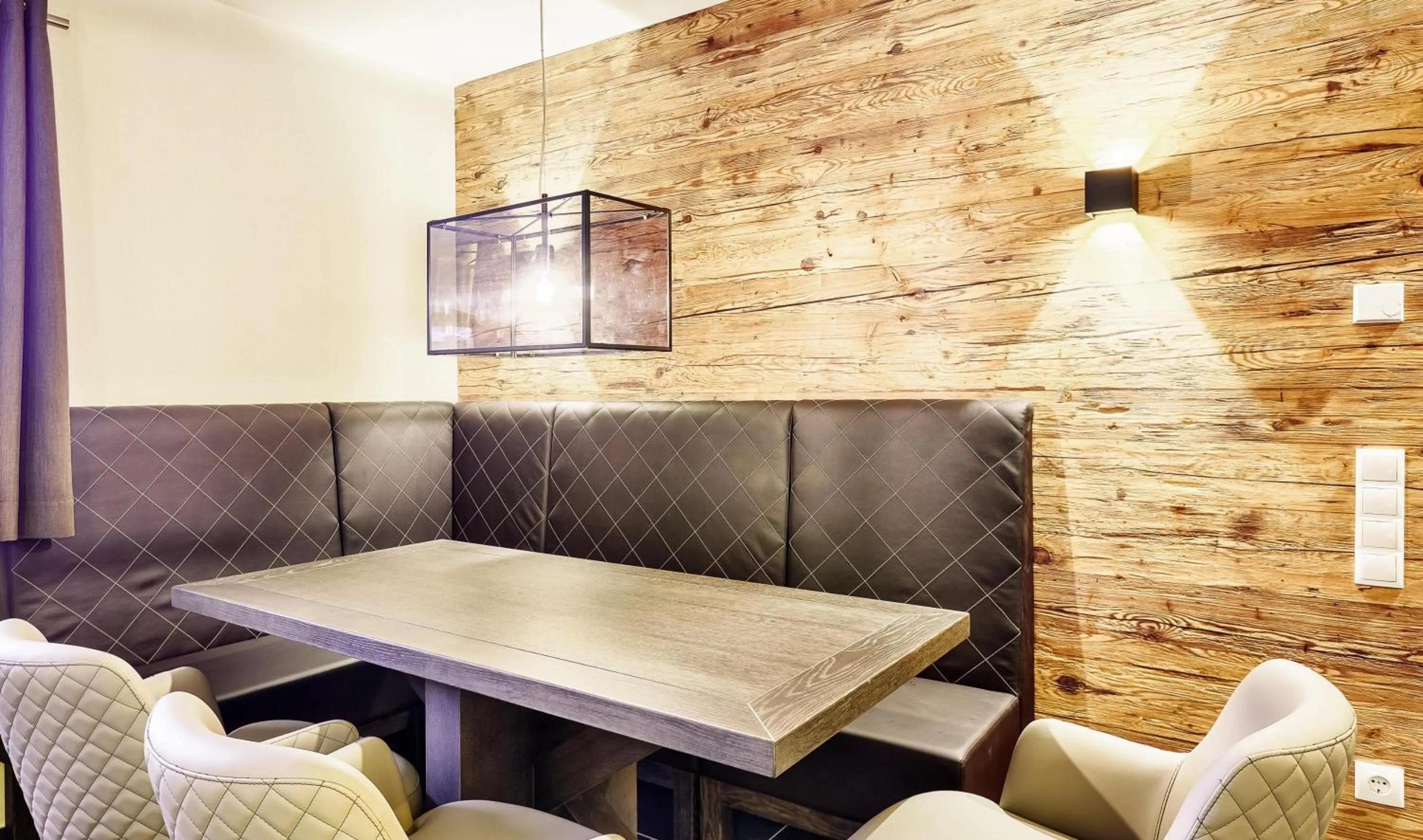 Dining area in AvenidA Mountain Lodges Saalbach