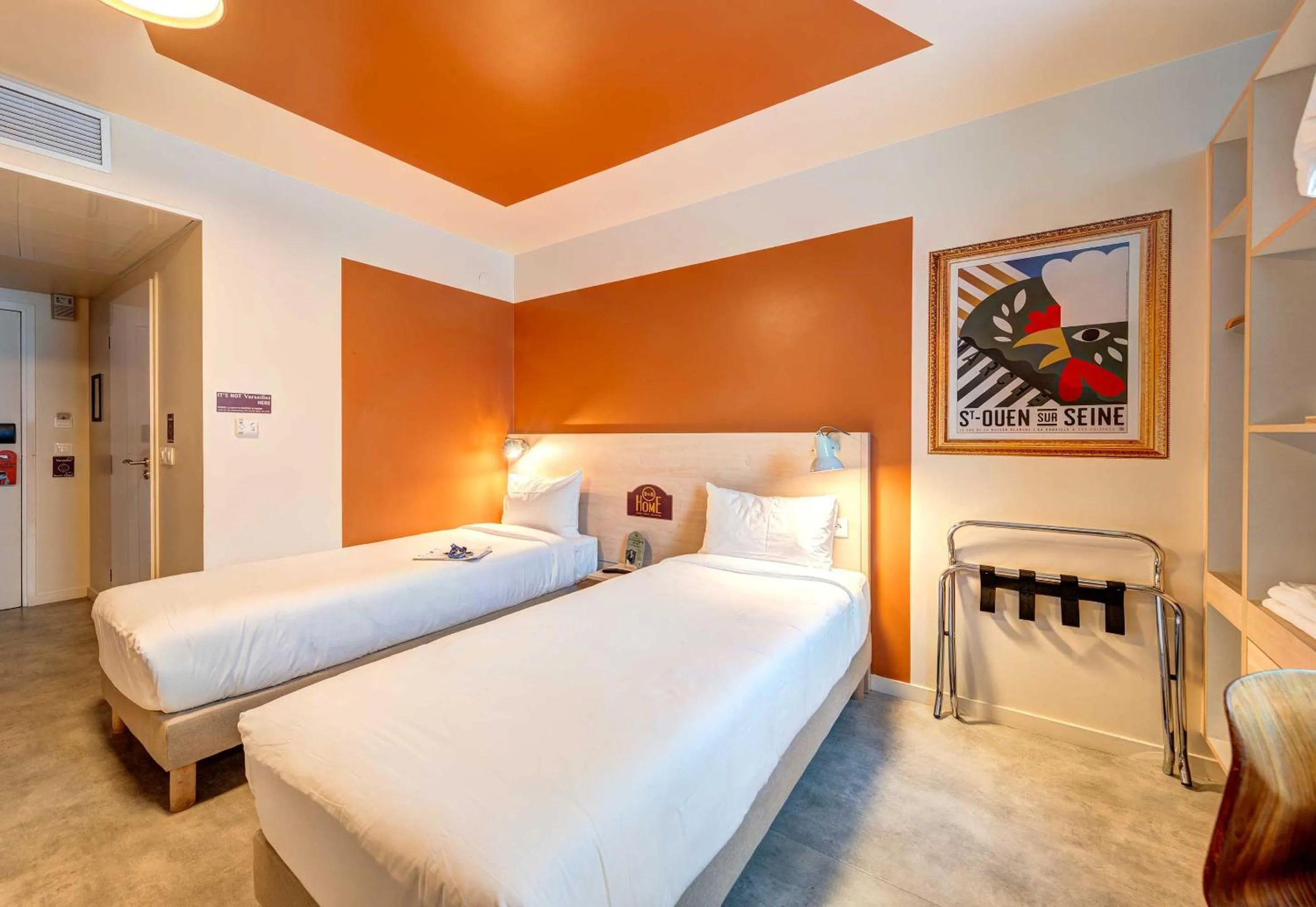 Bed in B&B HOME Paris Mairie de Saint-Ouen