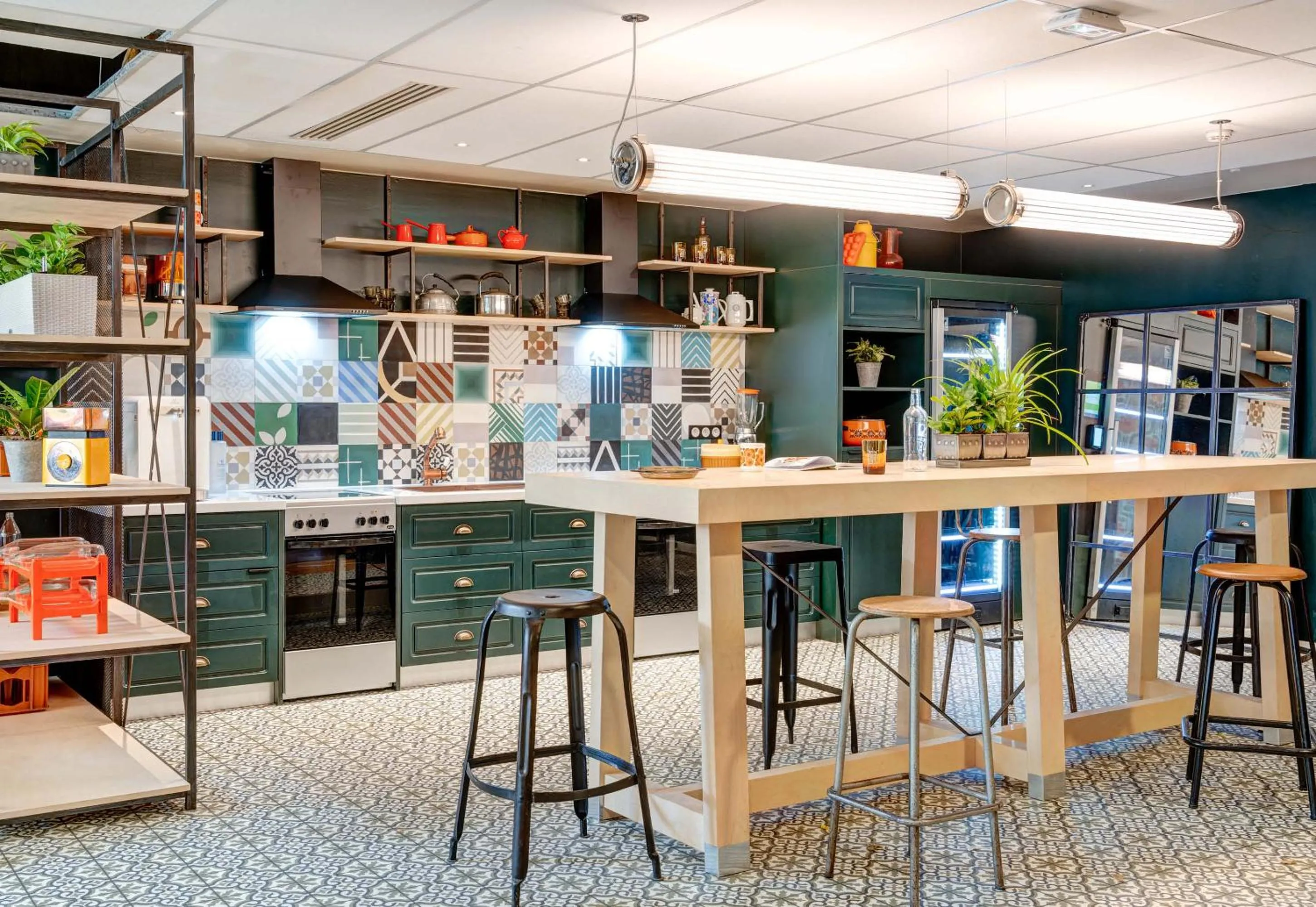 Communal kitchen in B&B HOME Paris Mairie de Saint-Ouen