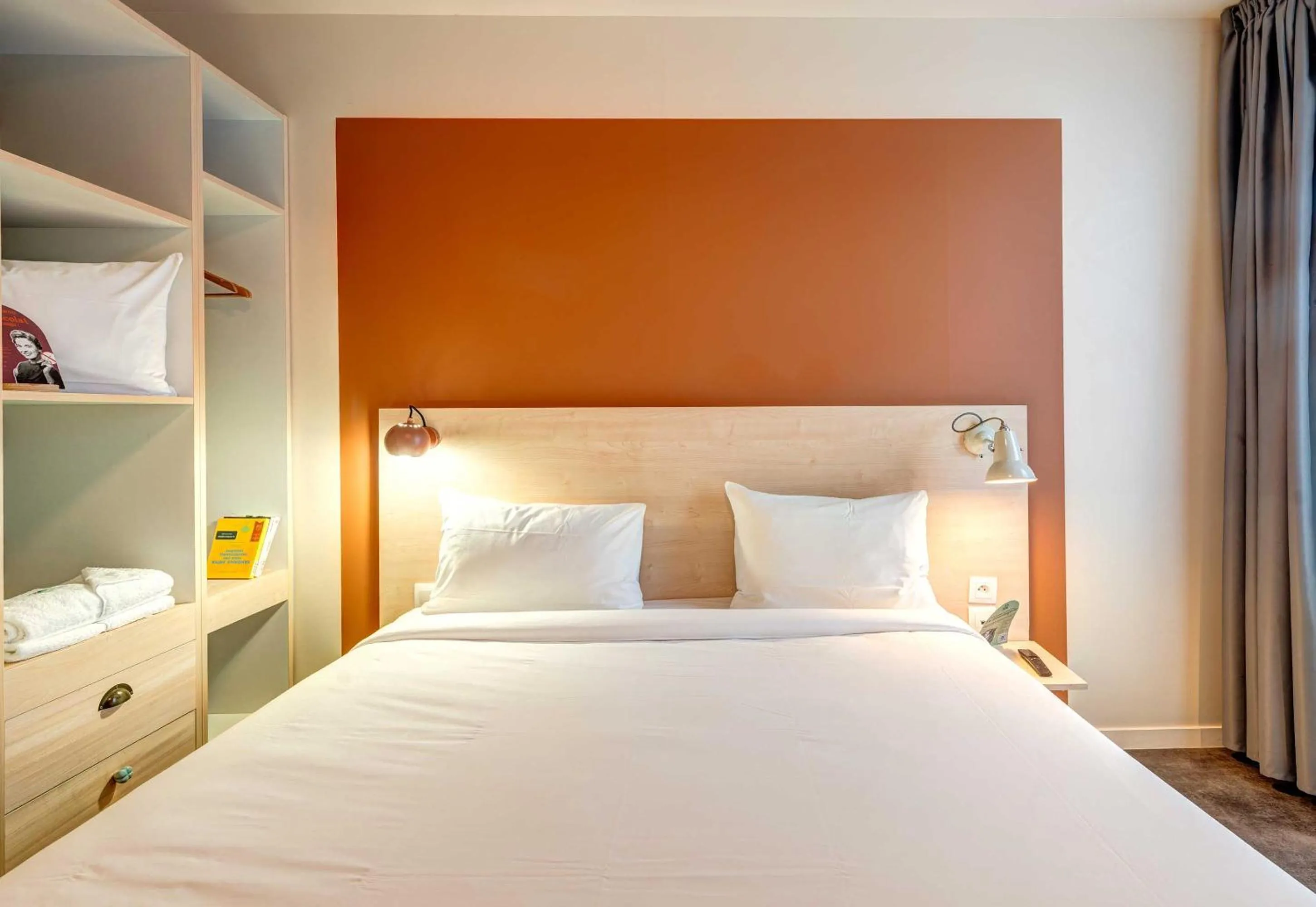 Bed in B&B HOME Paris Mairie de Saint-Ouen