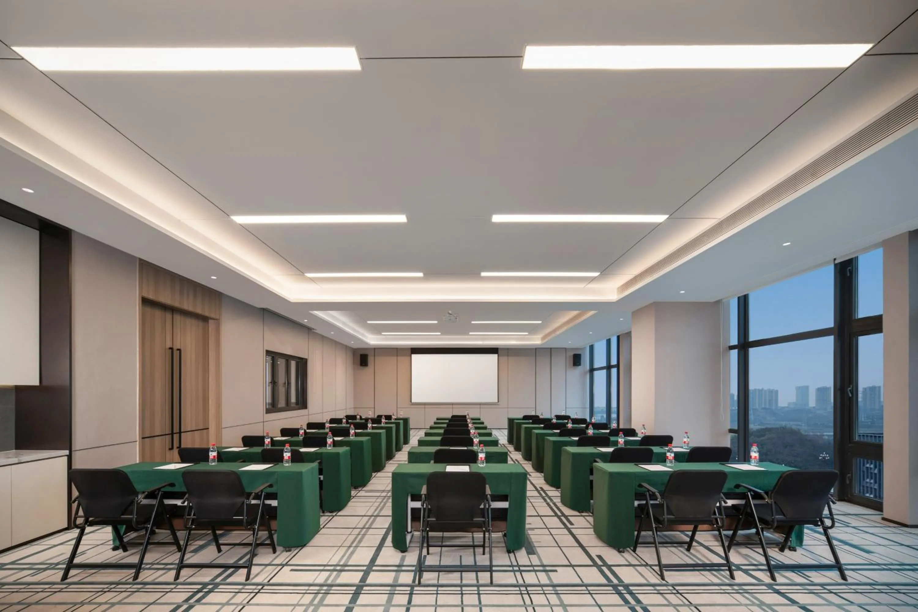 Meeting/conference room in Holiday Inn Express Chongqing Central Park by IHG