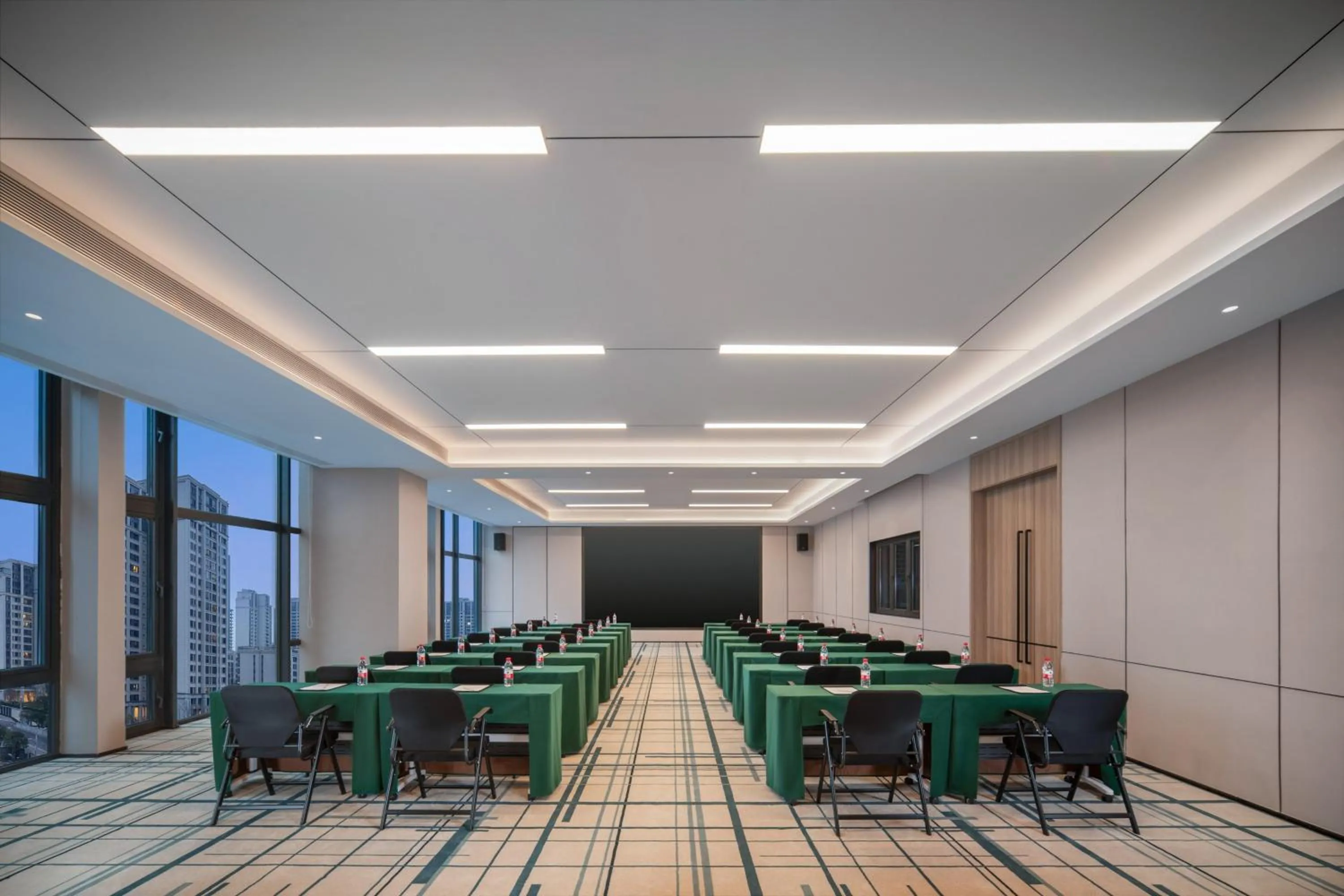 Meeting/conference room in Holiday Inn Express Chongqing Central Park by IHG