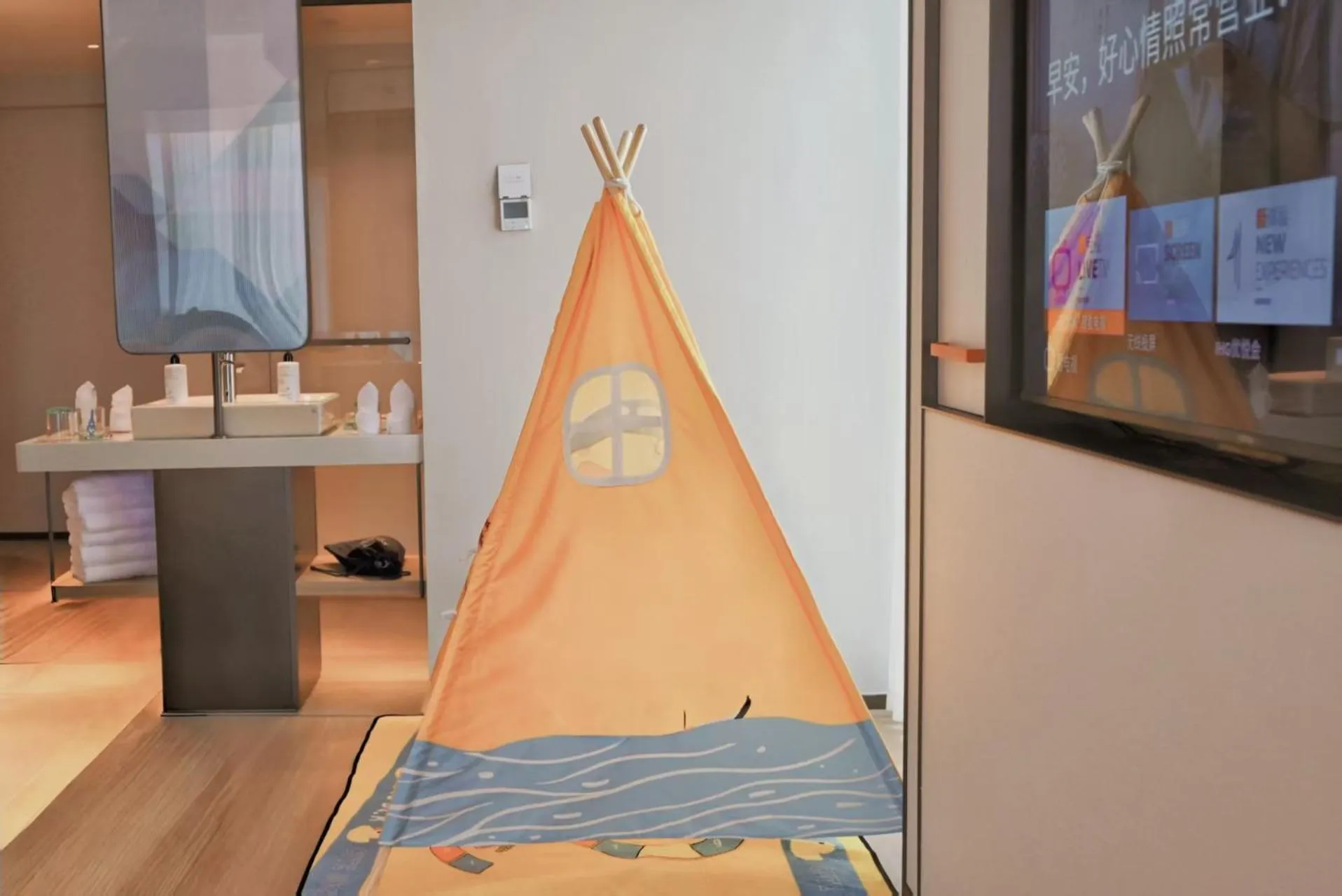 children in Holiday Inn Express Chongqing Central Park by IHG