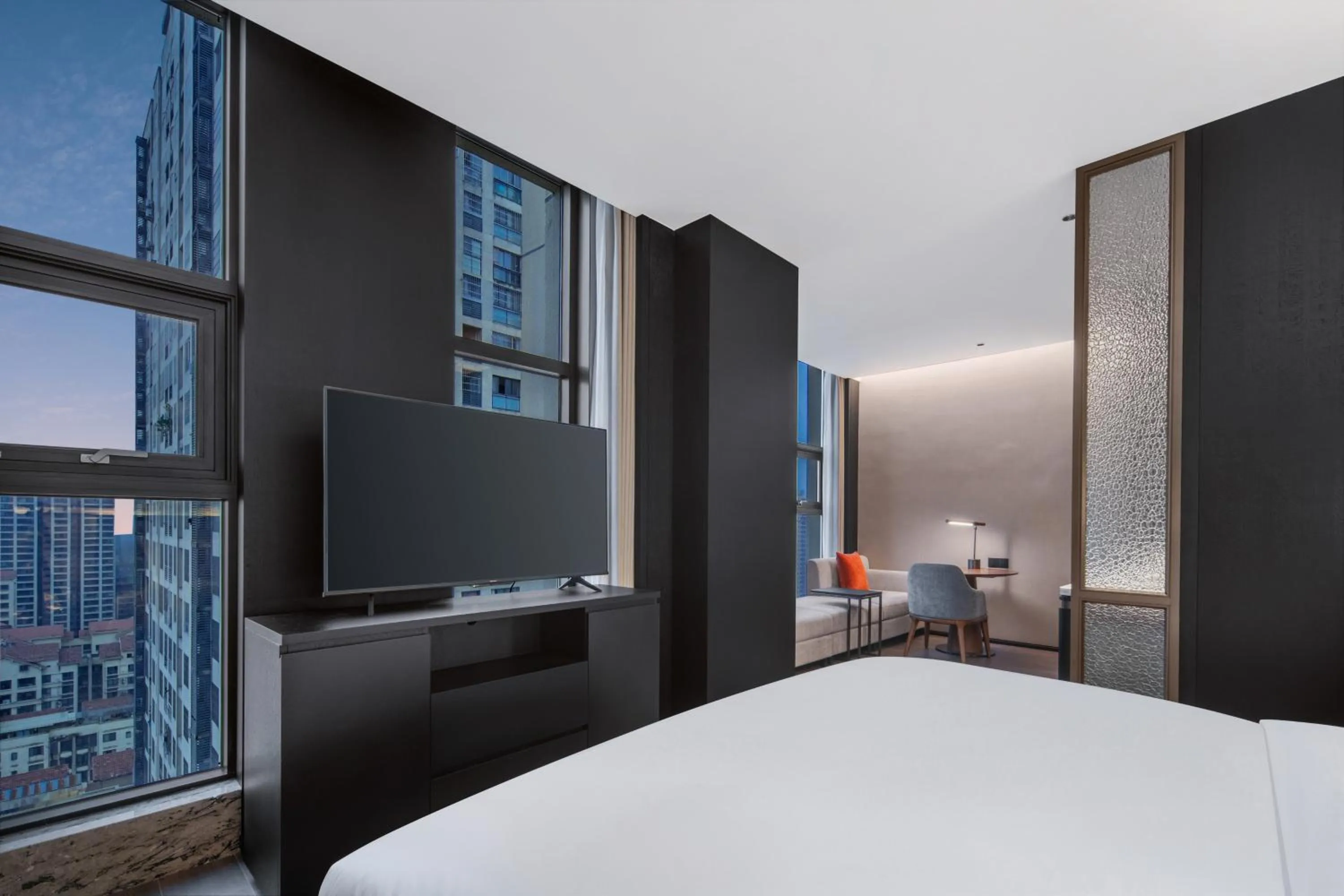 Communal lounge/ TV room, Bed in Holiday Inn Chongqing Shuangfu, an IHG Hotel