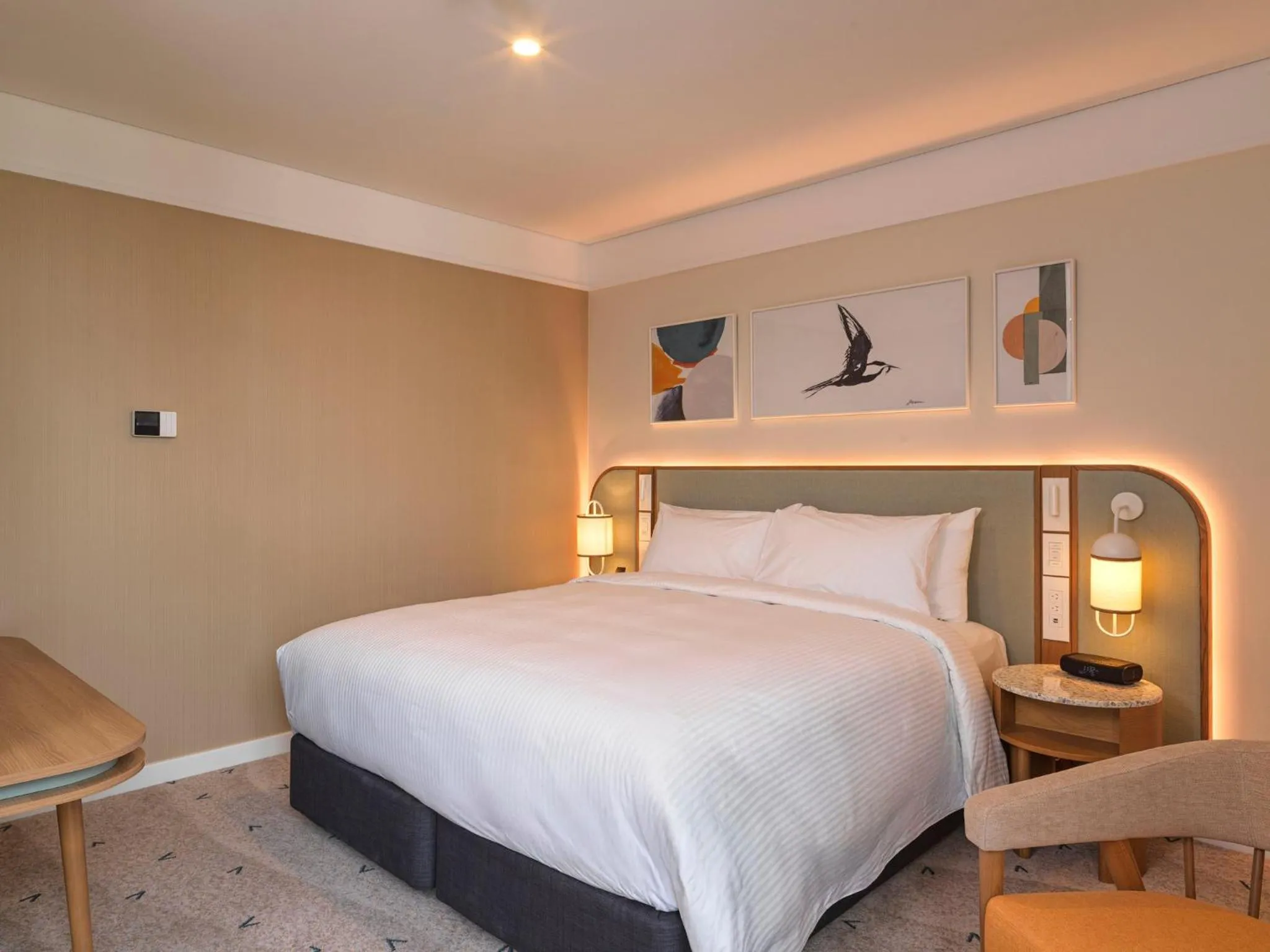 Photo of the whole room, Bed in voco Gosford by IHG