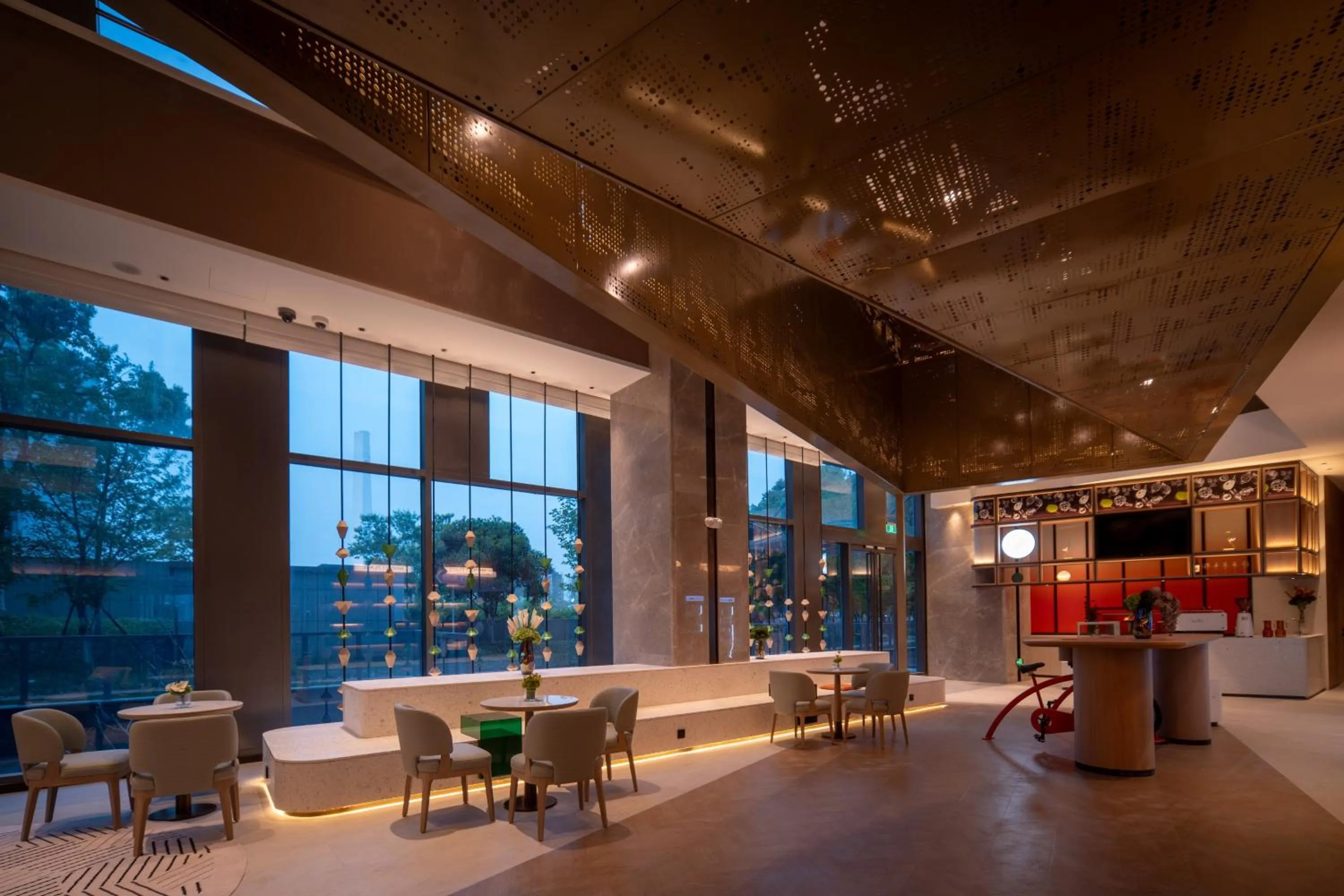 Lounge or bar in EVEN Hotel Shanghai Jinqiao by IHG