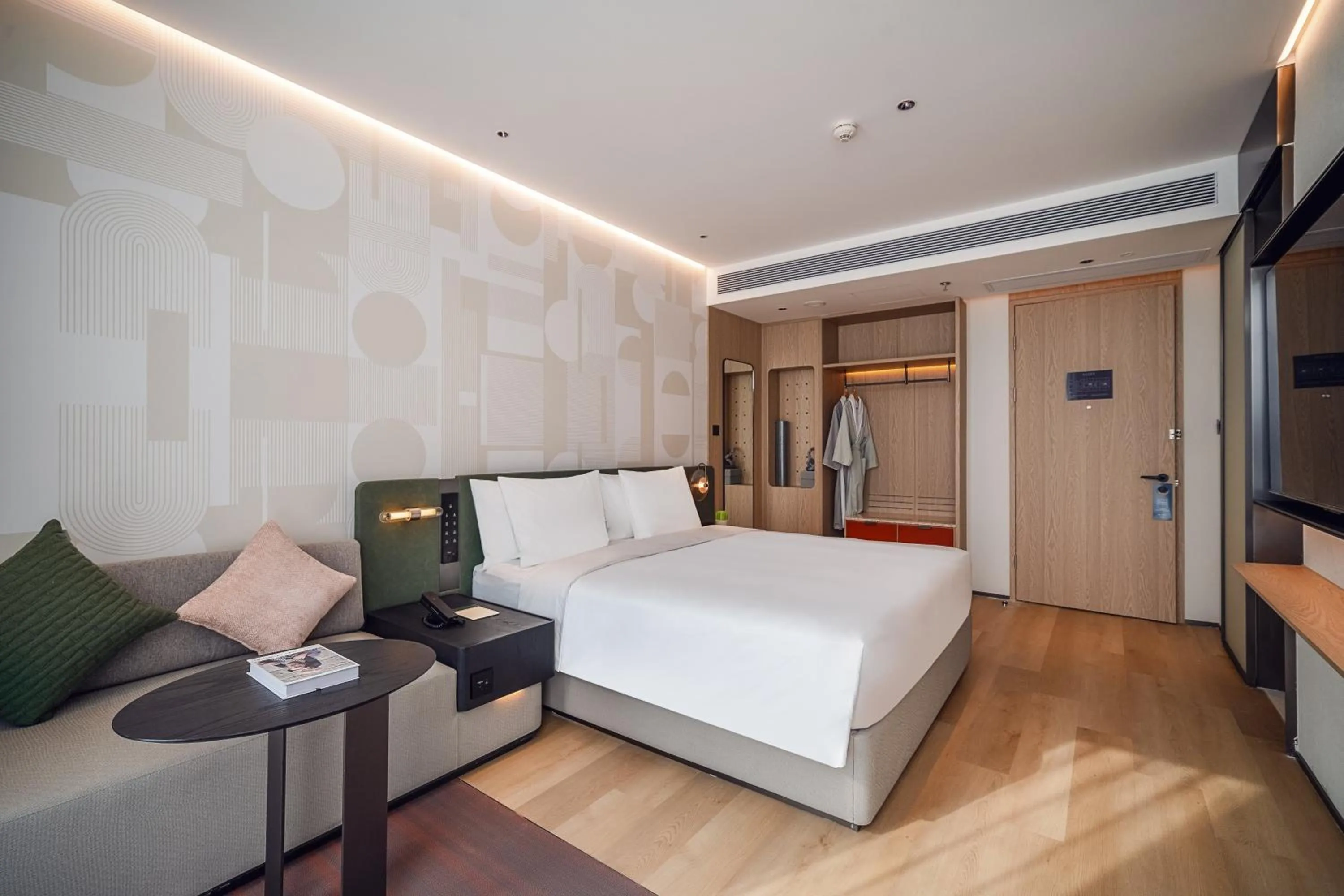 Photo of the whole room, Bed in EVEN Hotel Shanghai Jinqiao by IHG