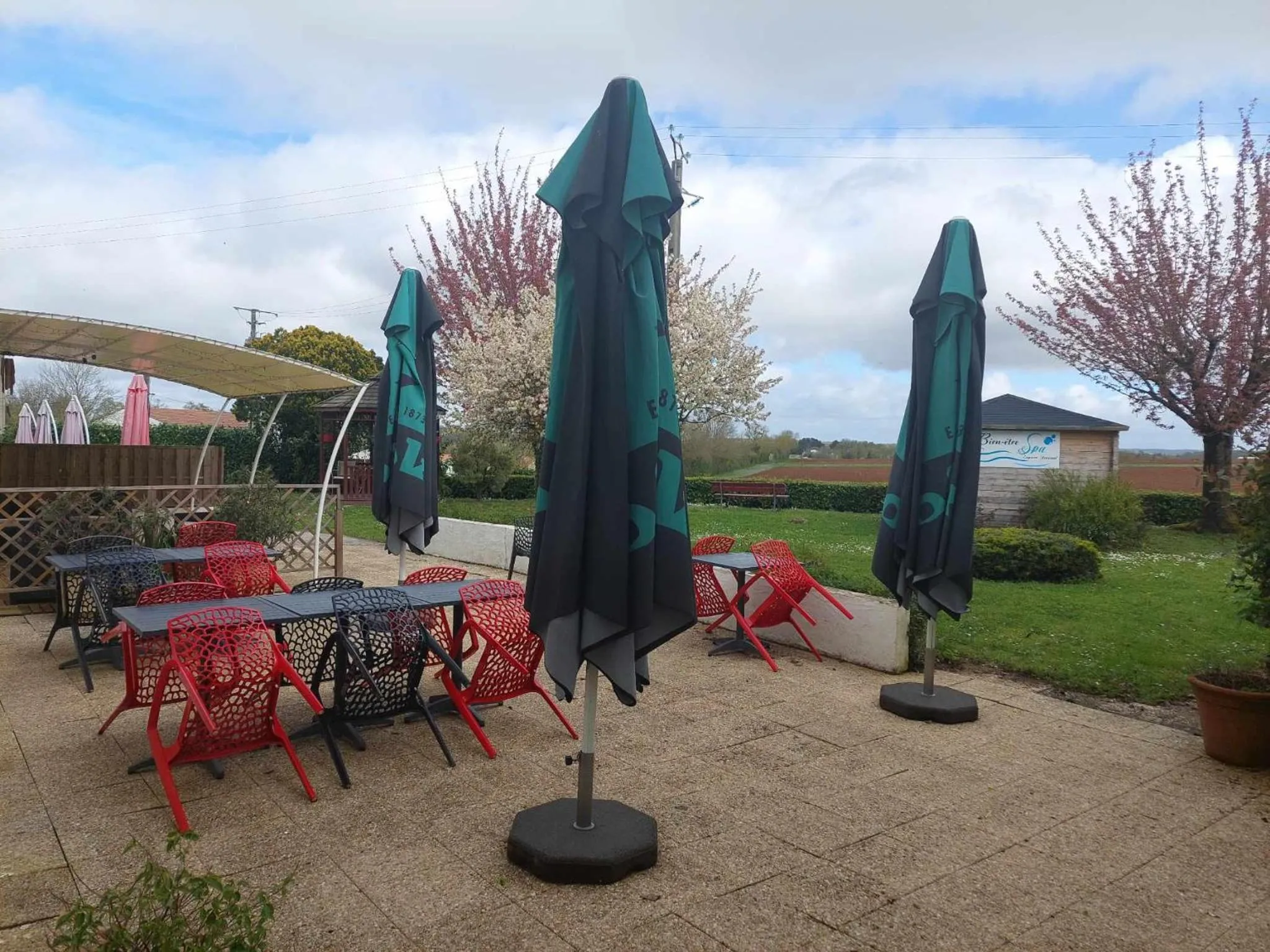 Patio in Le Mareuillais Hotel-Restaurant