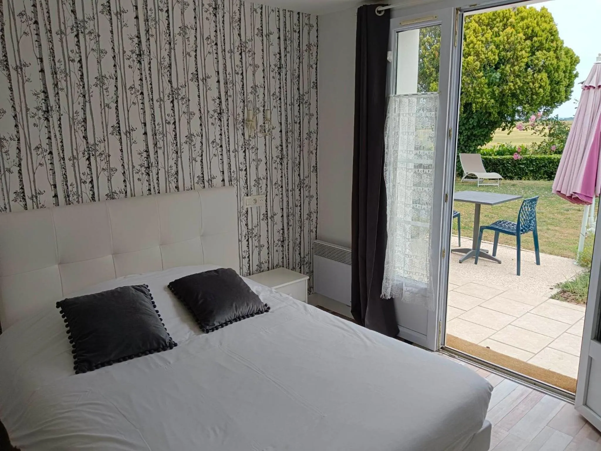 Patio, Bed in Le Mareuillais Hotel-Restaurant