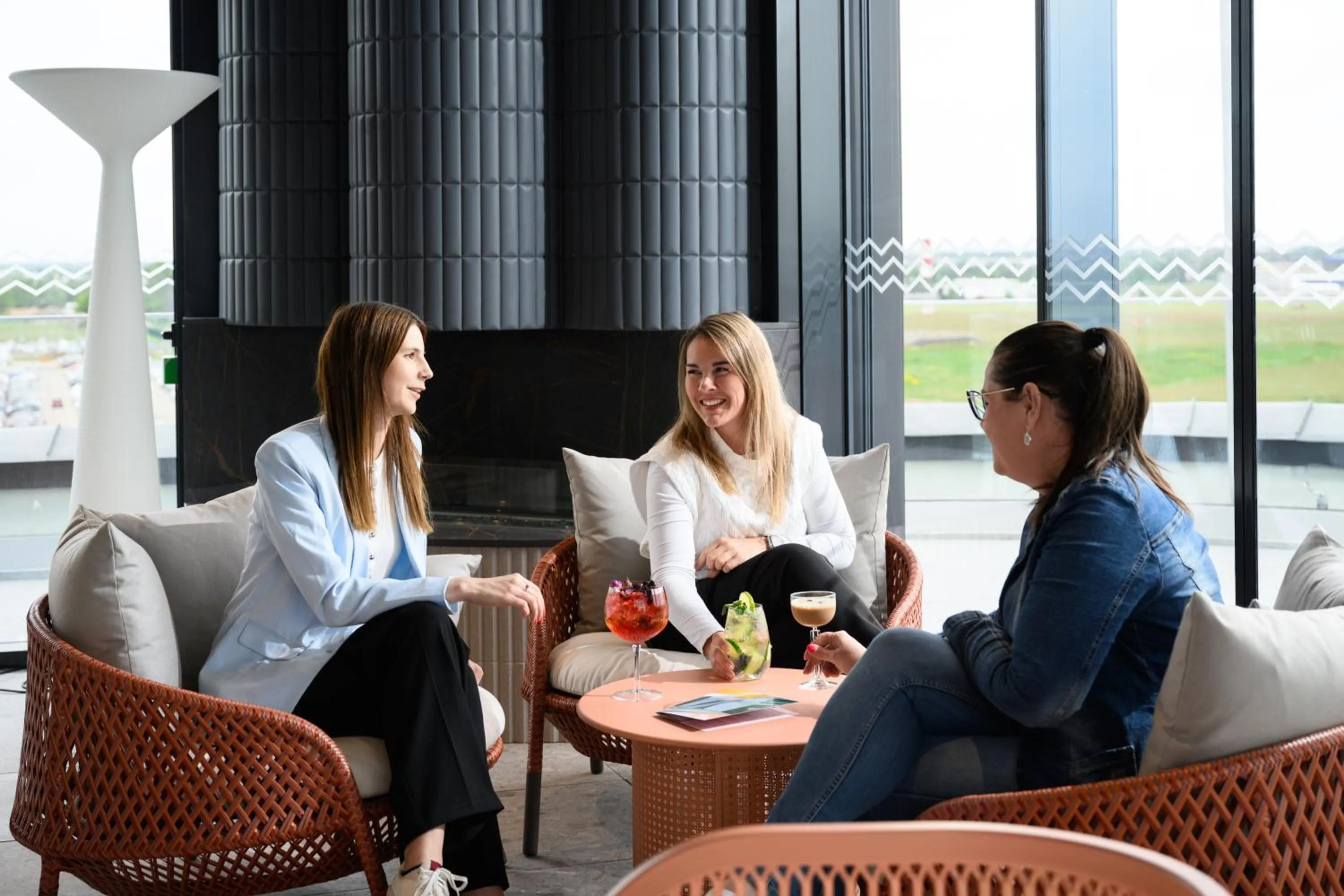 Lounge or bar in TRIBE Budapest Airport