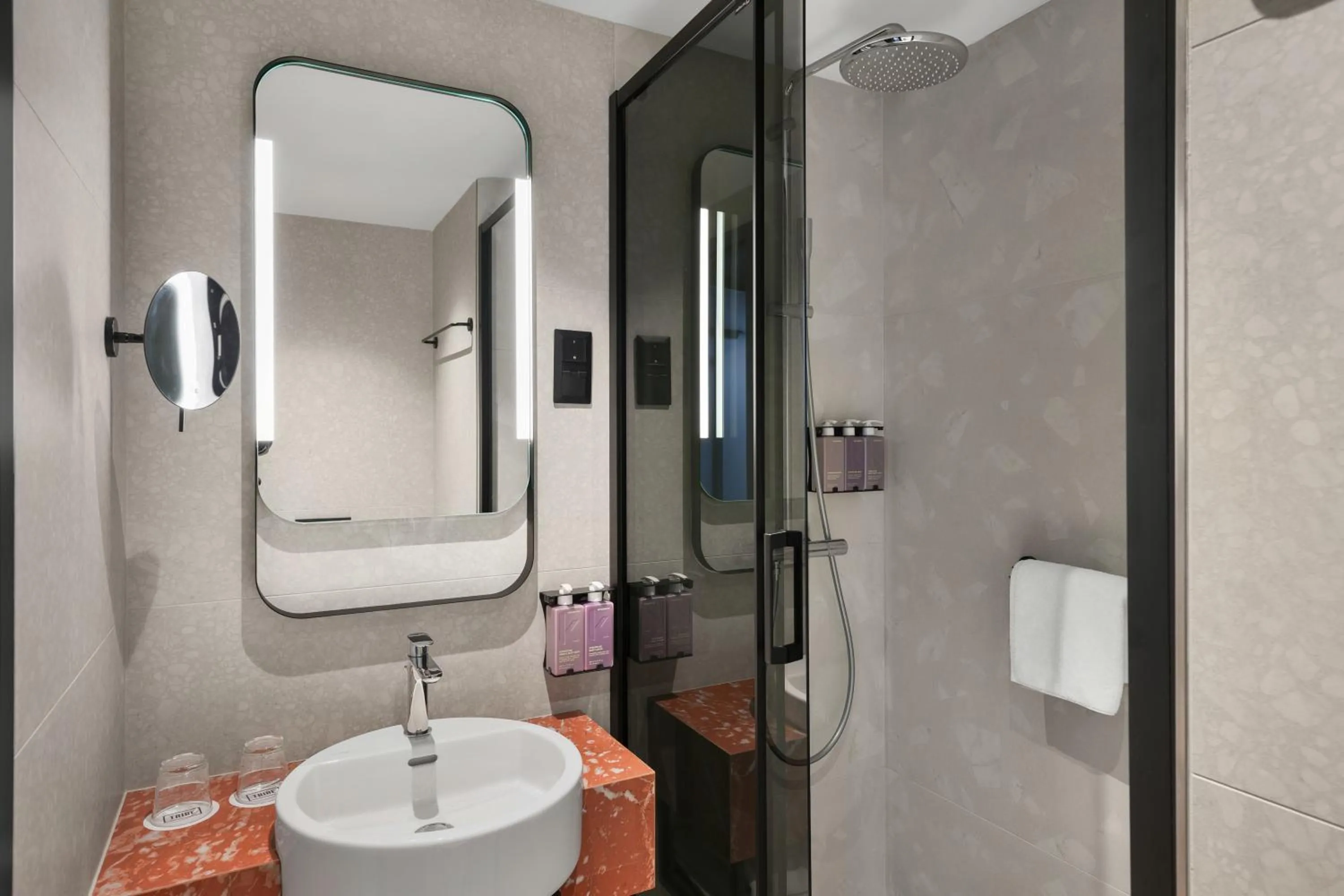 Shower in TRIBE Budapest Airport