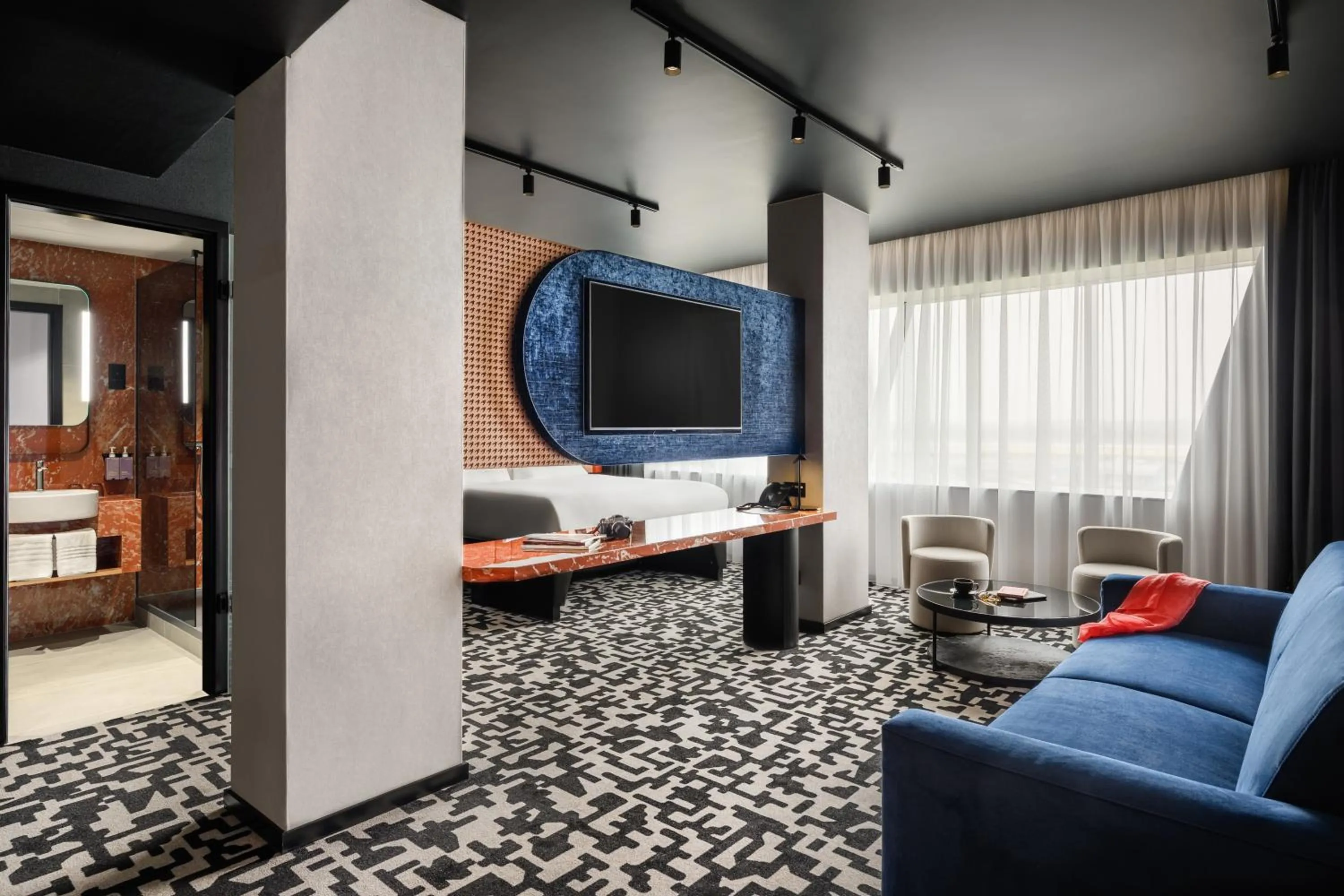 Communal lounge/ TV room, Bed in TRIBE Budapest Airport