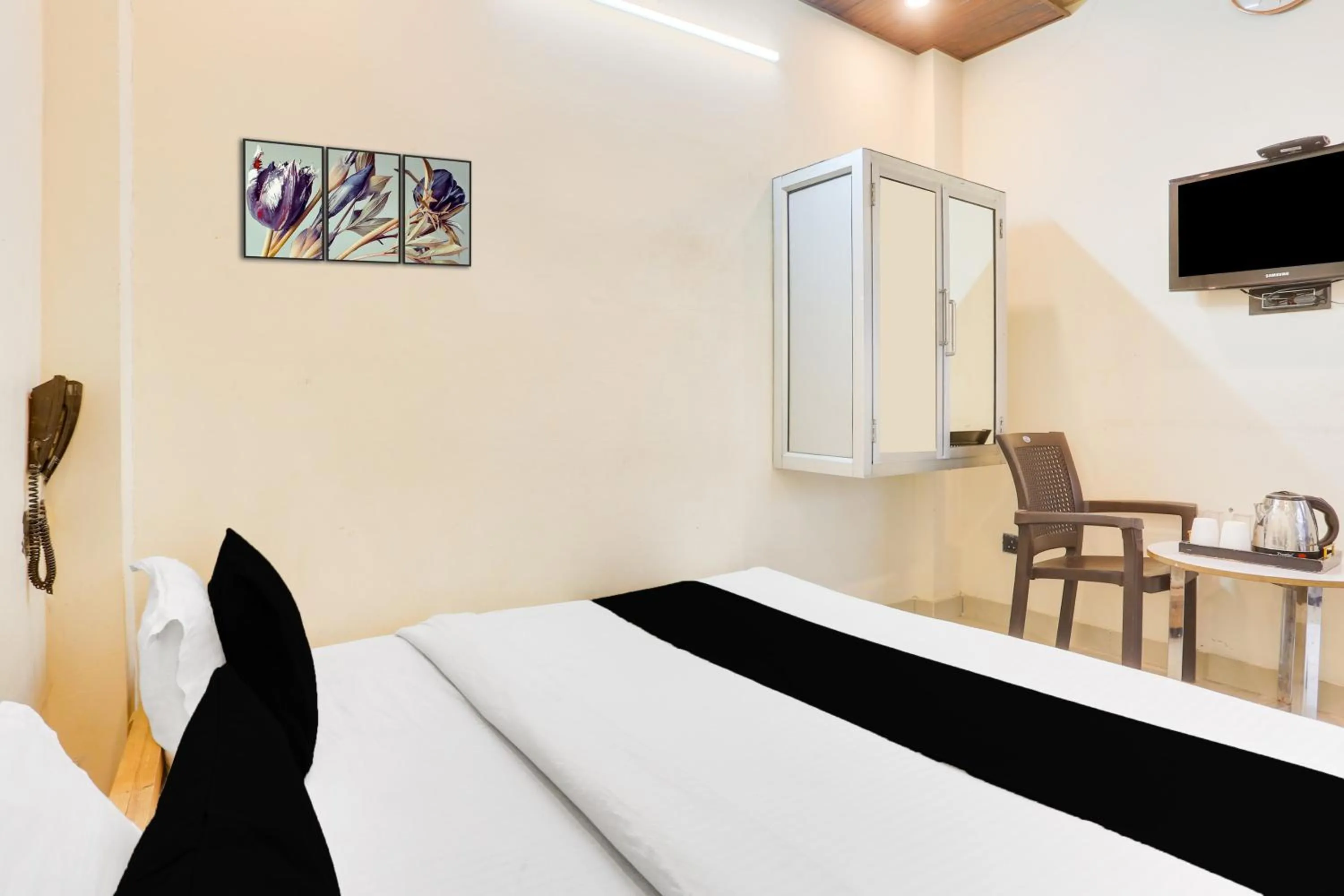 Bedroom, Bed in Super Hotel O Jamrani Formerly White House