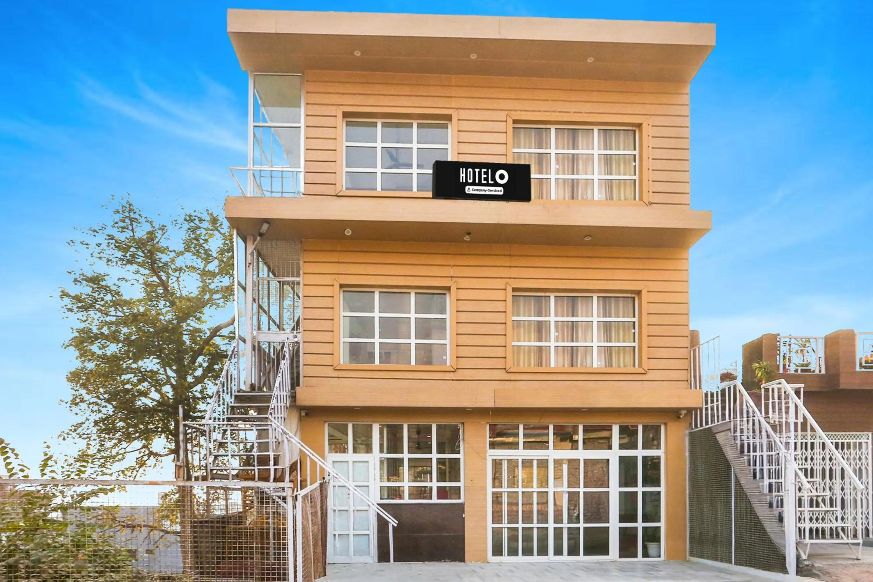 Facade/entrance in Super Hotel O Jamrani Formerly White House